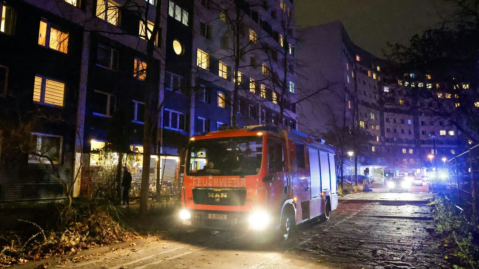 Rund um die Uhr sind Berlins Feuerwehren im Einsatz, um Menschenleben zu retten.