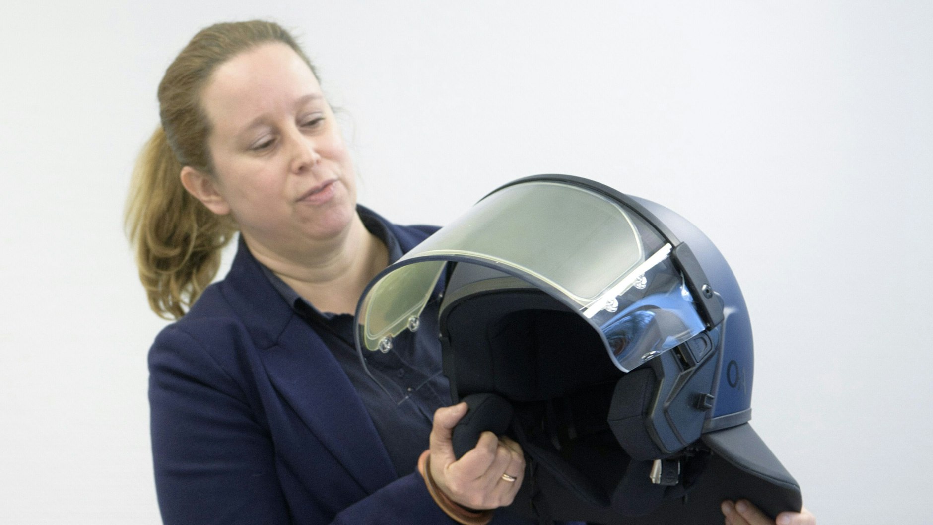 Bezirksstadträtin Julia Schrod-Thiel (CDU) zeigt den neuen Schutz- und Einsatzhelm für die Mitarbeiter des Ordnungsamtes.