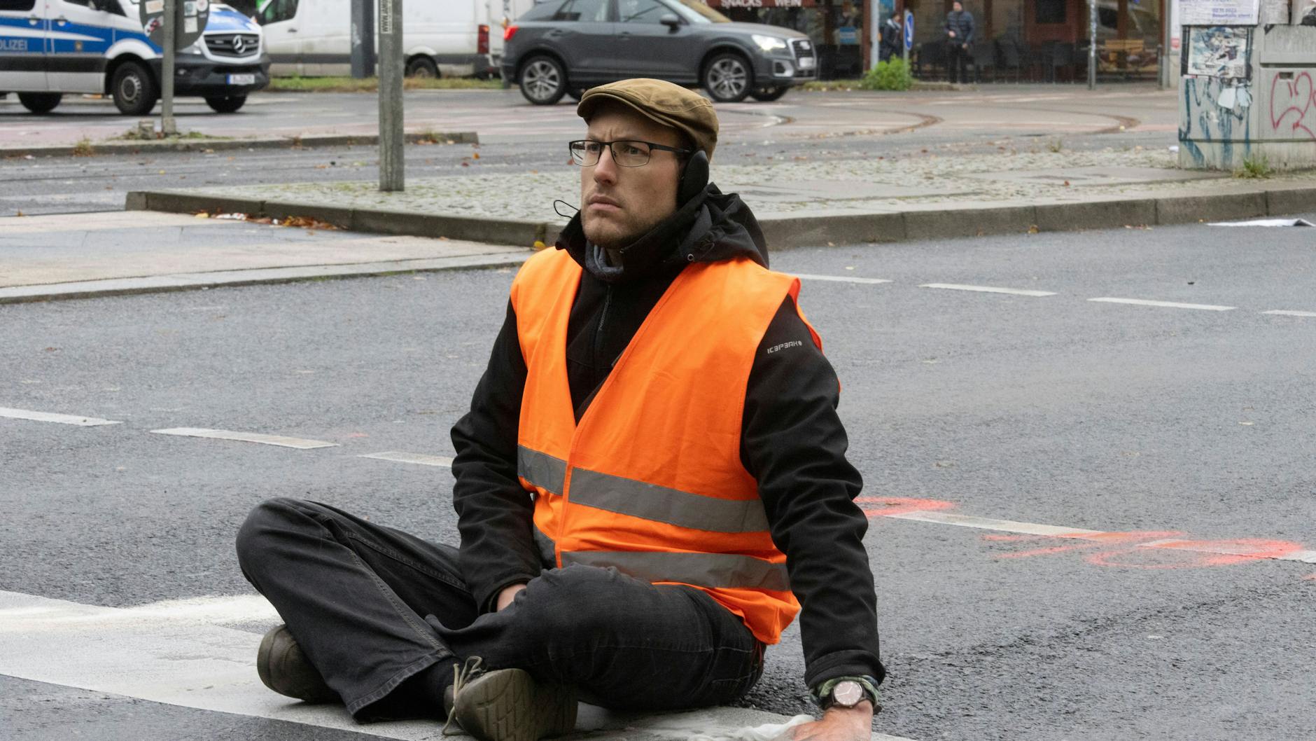Wofür die Aktivisten so viel Klebstoff brauchen? Weil sie sich aus Protest regelmäßig auf die Straße kleben.