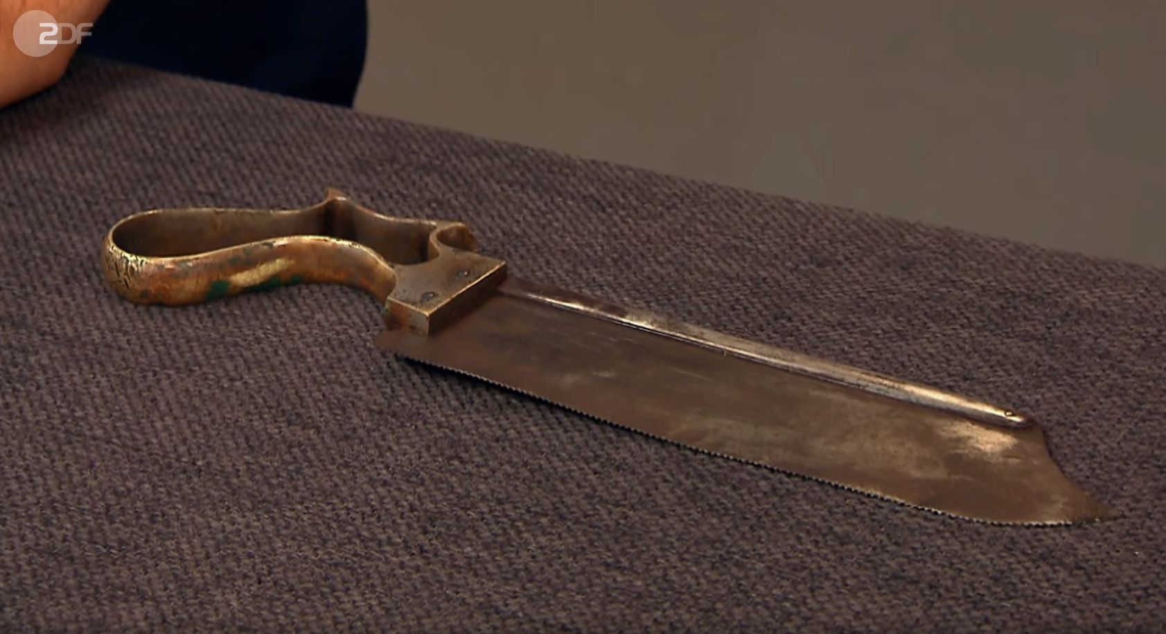 Image - Horror-Gerät bei „Bares für Rares“: Diese Säge ist einfach nur gruselig!