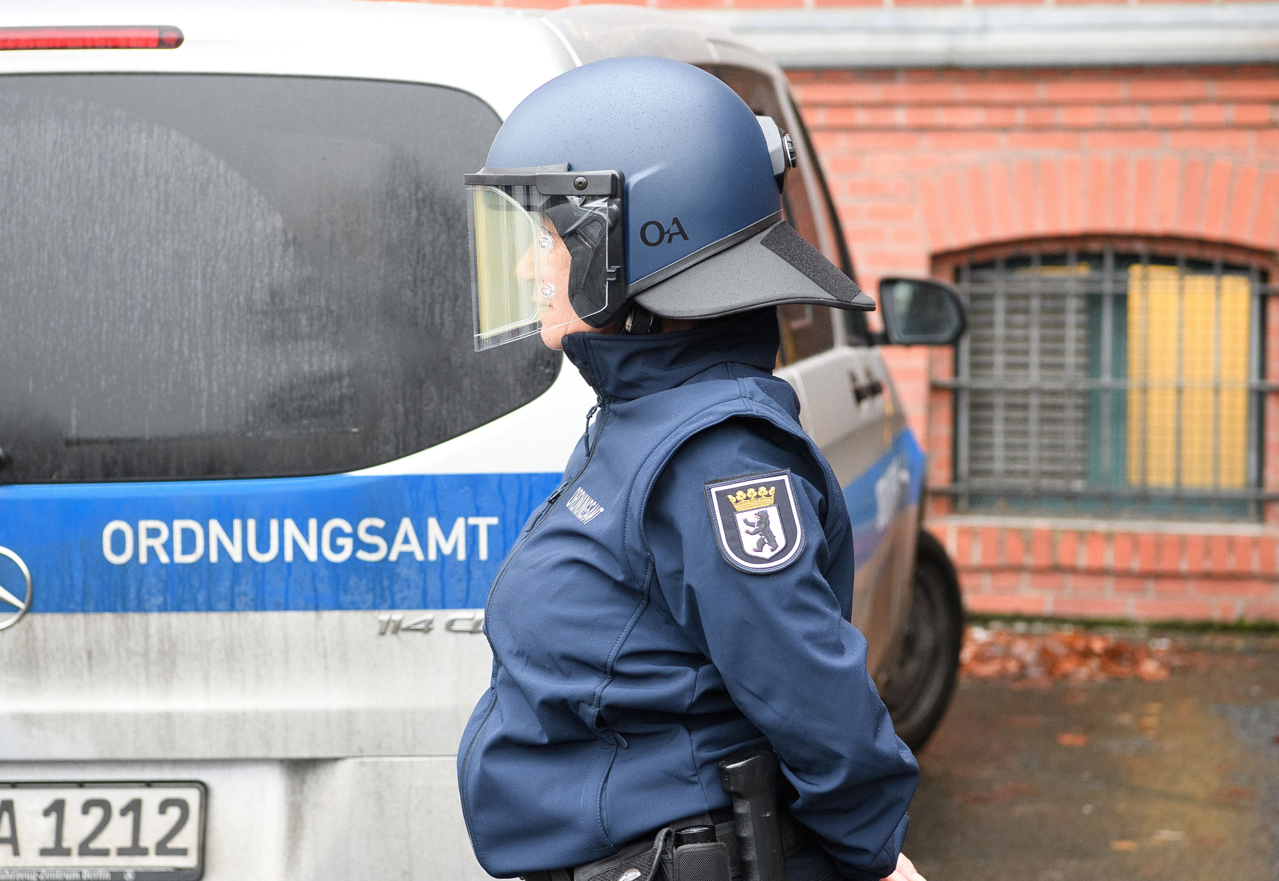 Immer mehr Angriffe! Ordnungsamt-Mitarbeiter tragen jetzt Helm