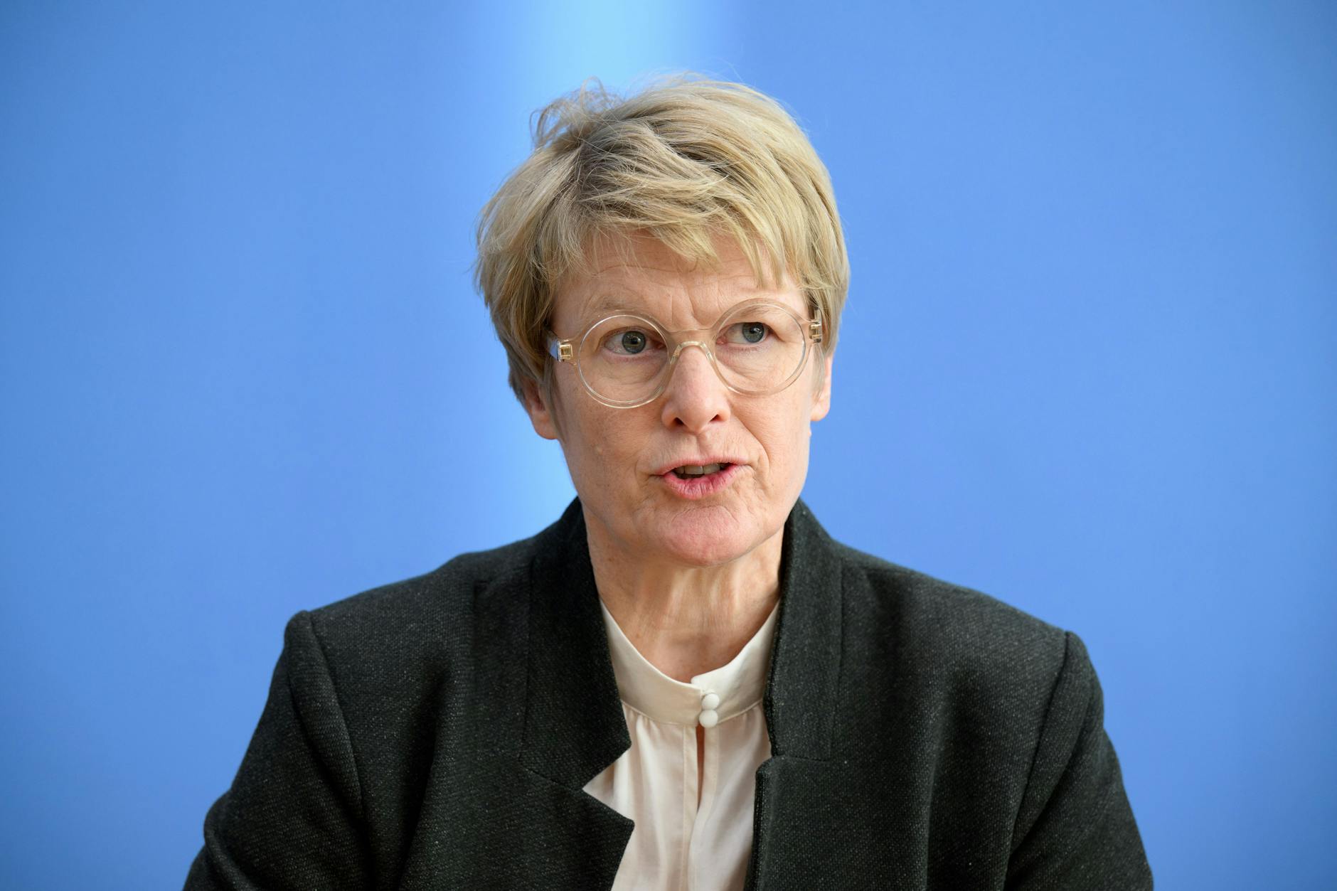 Veronika Grimm, Mitglied des Sachverständigenrats zur Begutachtung der gesamtwirtschaftlichen Entwicklung, appelliert an die Bundesregierung, das versprochene Klimageld bald einzuführen.