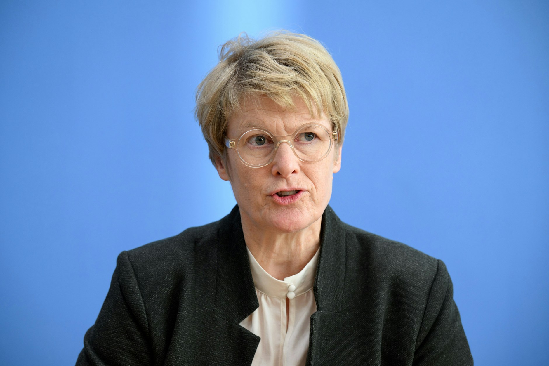 Veronika Grimm, Mitglied des Sachverständigenrats zur Begutachtung der gesamtwirtschaftlichen Entwicklung, appelliert an die Bundesregierung, das versprochene Klimageld bald einzuführen.