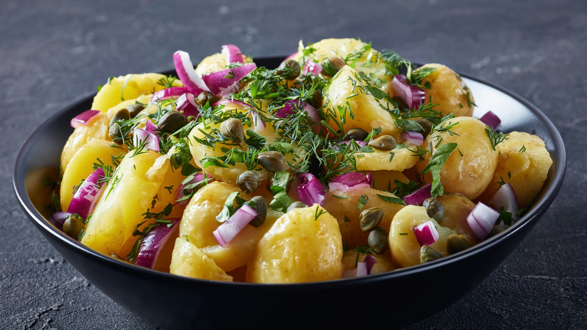 Wer möchte, kann das Rezept für Kartoffelsalat noch durch weitere Zutaten ergänztn.