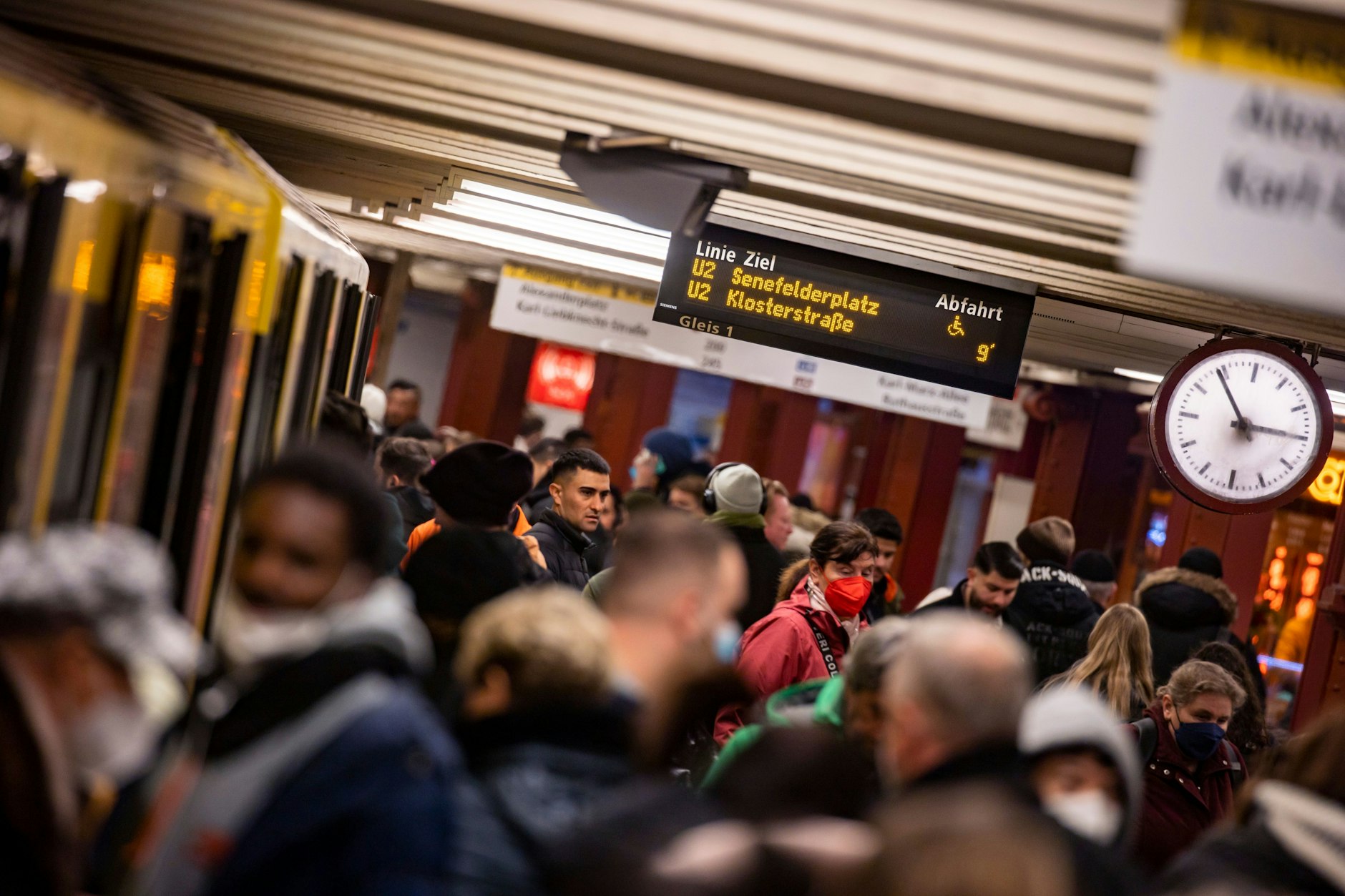 Weil in Berlin im Moment nicht ausreichend Züge und Busse fahren, sind sie total überfüllt.