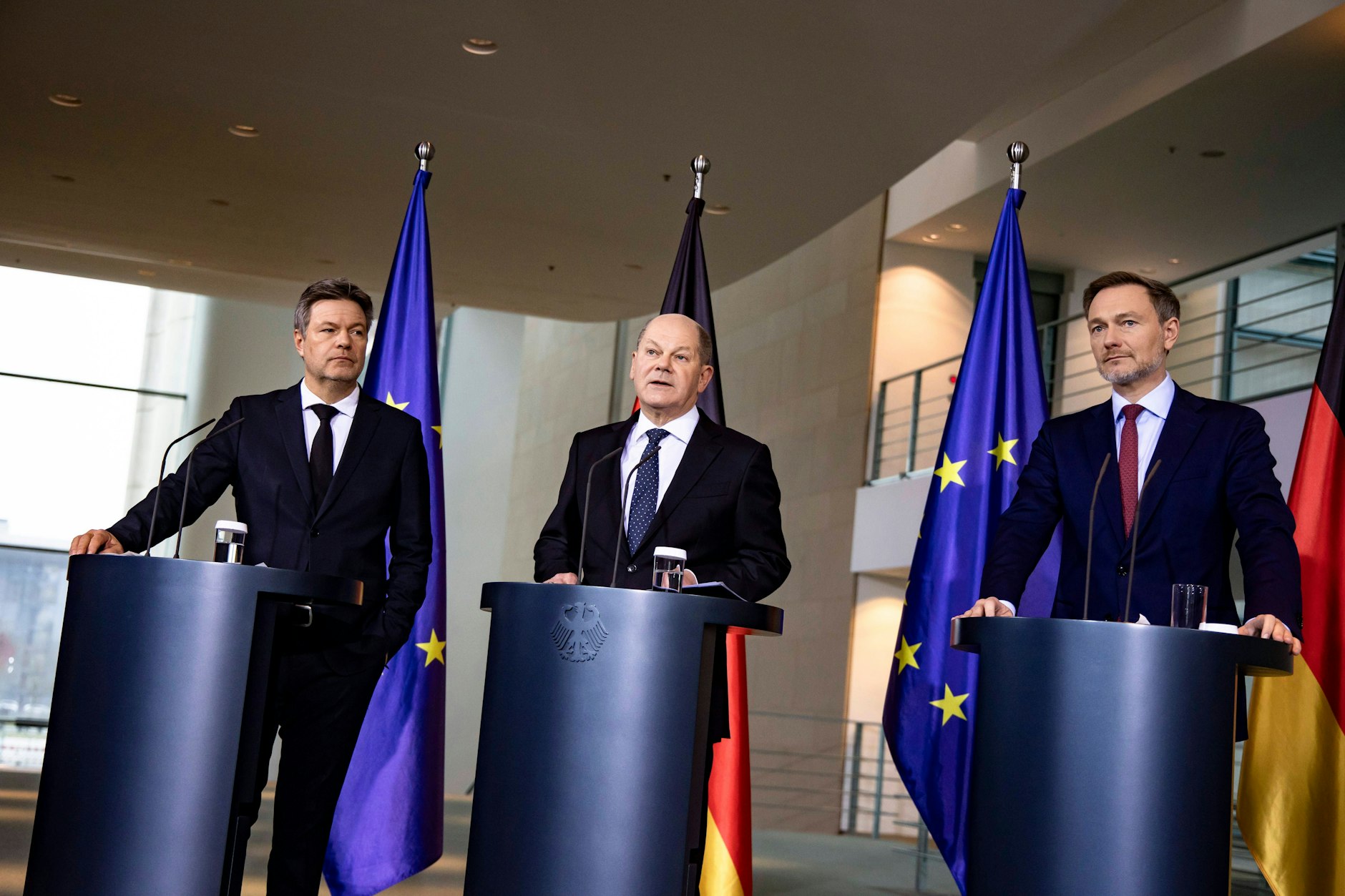 Bundeskanzler Olaf Scholz (m.), Bundesfinanzminister Christian Lindner (r.) und Bundeswirtschaftsminister Robert Habeck (l.) verkünden ihr Spar- und Steuerhöhungsprogramm, das sie natürlich nicht so nennen wollen.