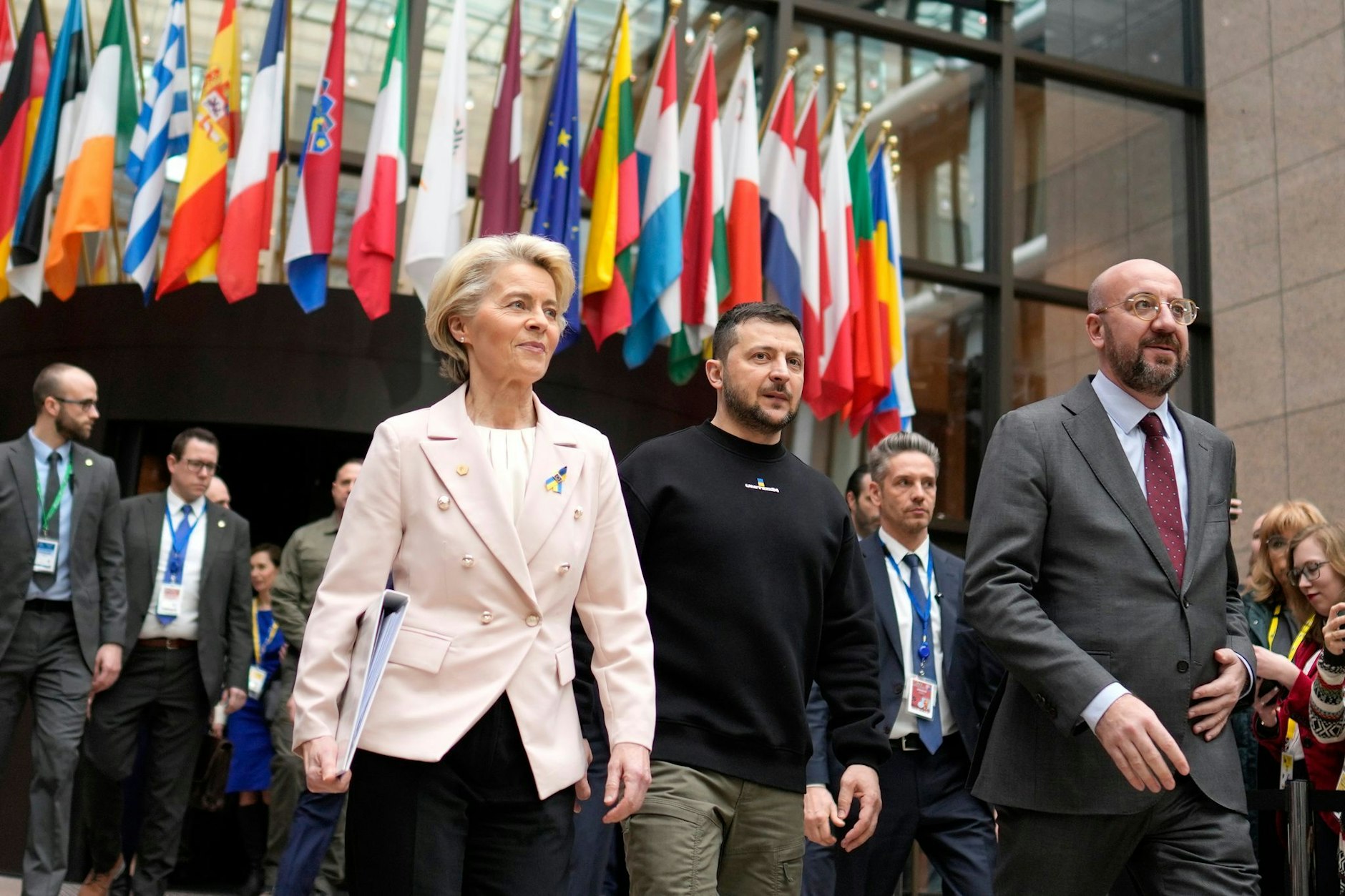 EU-Kommissionspräsidentin Ursula von der Leyen (l-r), der ukrainische Präsident Wolodymyr Selenskyj und EU-Ratspräsident Charles Michel gemeinsam beim EU-Gipfel im Februar dieses Jahres in Brüssel. (Archivfoto) 