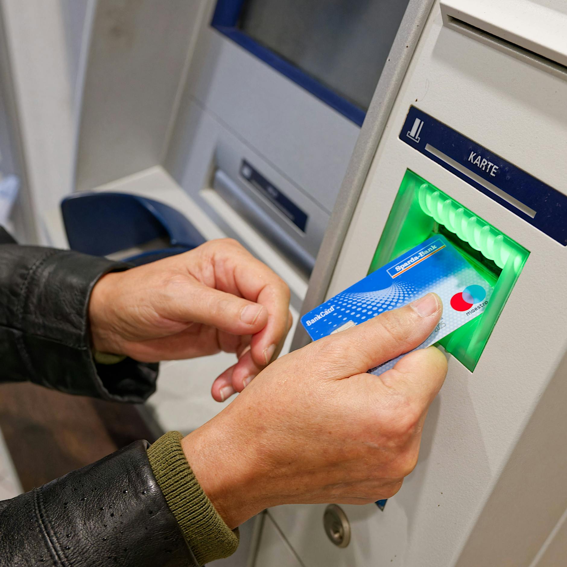 Berlin-Reinickendorf: Bankmitarbeiterin überführt Senioren-Betrüger