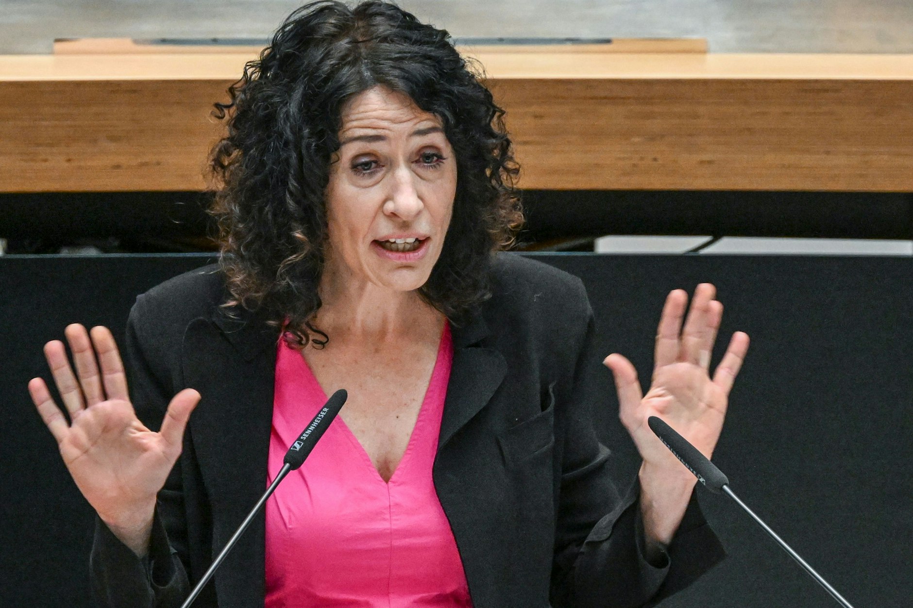 Die Fraktionsvorsitzende der Grünen in Berlin, Bettina Jarasch, wirft den Koalitionspartnern CDU und SPD vor, Geld zu verteilen, das gar nicht vorhanden sei.