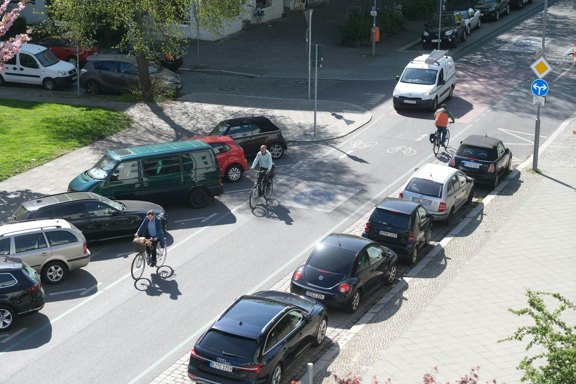 Die Fahrradstraße Ossietzkystraße in Berlin-Pankow. Hier halten sich zu wenige Autos an das Durchfahrverbot.