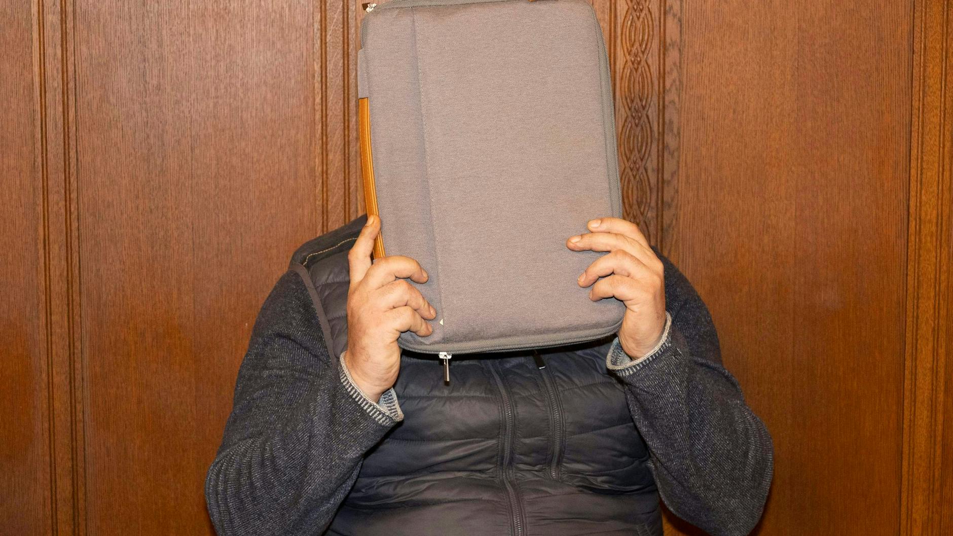 Ismail H. (41) wollte sich offenbar das Rauchen in der S-Bahn nicht verbieten lassen.