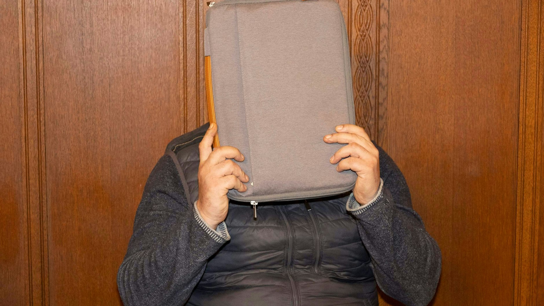 Ismail H. (41) wollte sich offenbar das Rauchen in der S-Bahn nicht verbieten lassen.