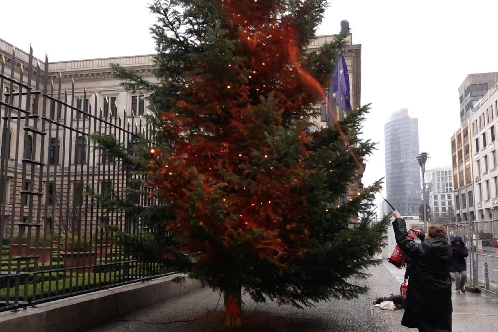 Ein Mitglied der Klimaschutzgruppe Letzte Generation besprühte einen Weihnachtsbaum vor dem Bundesrat mit oranger Farbe.