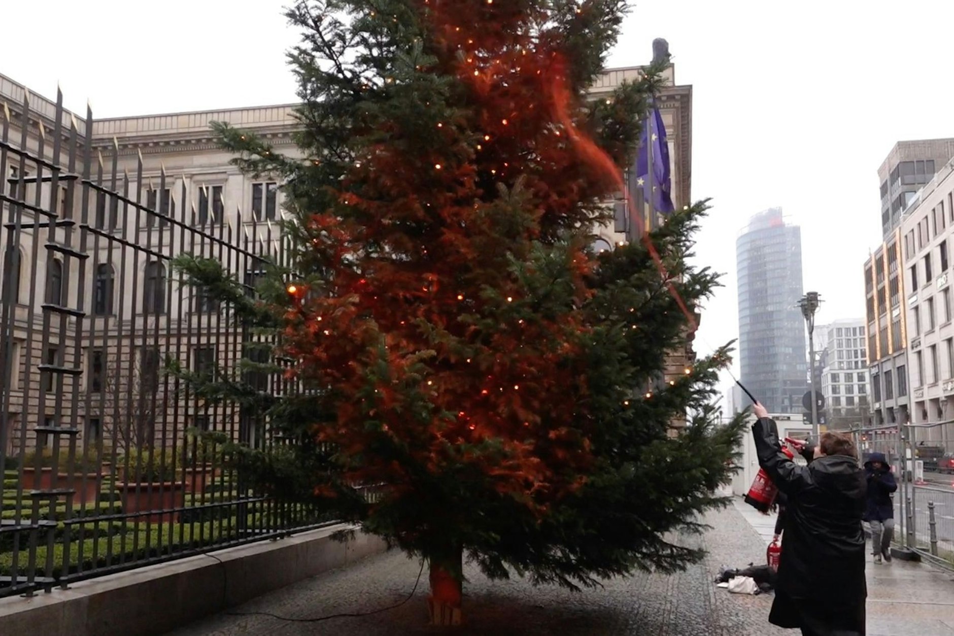 Ein Mitglied der Klimaschutzgruppe Letzte Generation besprühte einen Weihnachtsbaum vor dem Bundesrat mit oranger Farbe. 