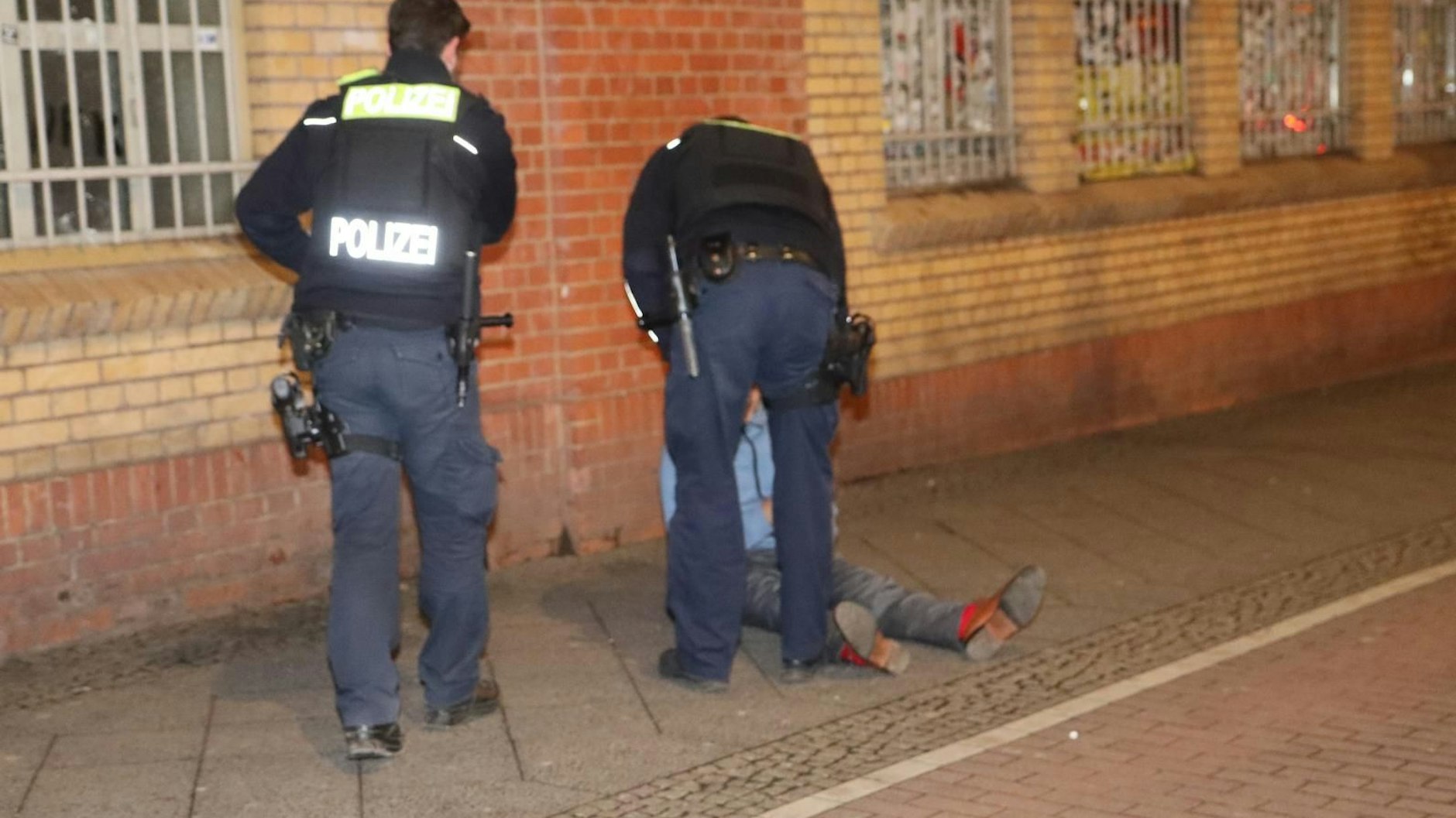 Der betrunkene Fahrer eines Autos in der Mühlenstraße konnte sich gar nicht auf den Beinen halten.