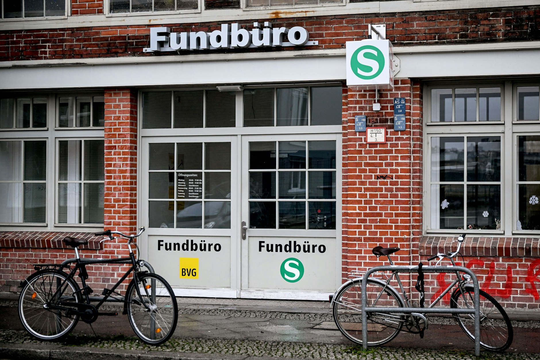 BVG-Fundbüro zählte 2023 50.000 Fundstücke von Mützen bis Beinprothesen