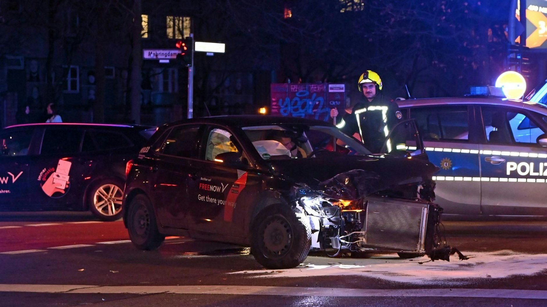 Bei einem schweren Unfall mit einem Carsharing-Wagen in Kreuzberg wurde ein Mann verletzt.
