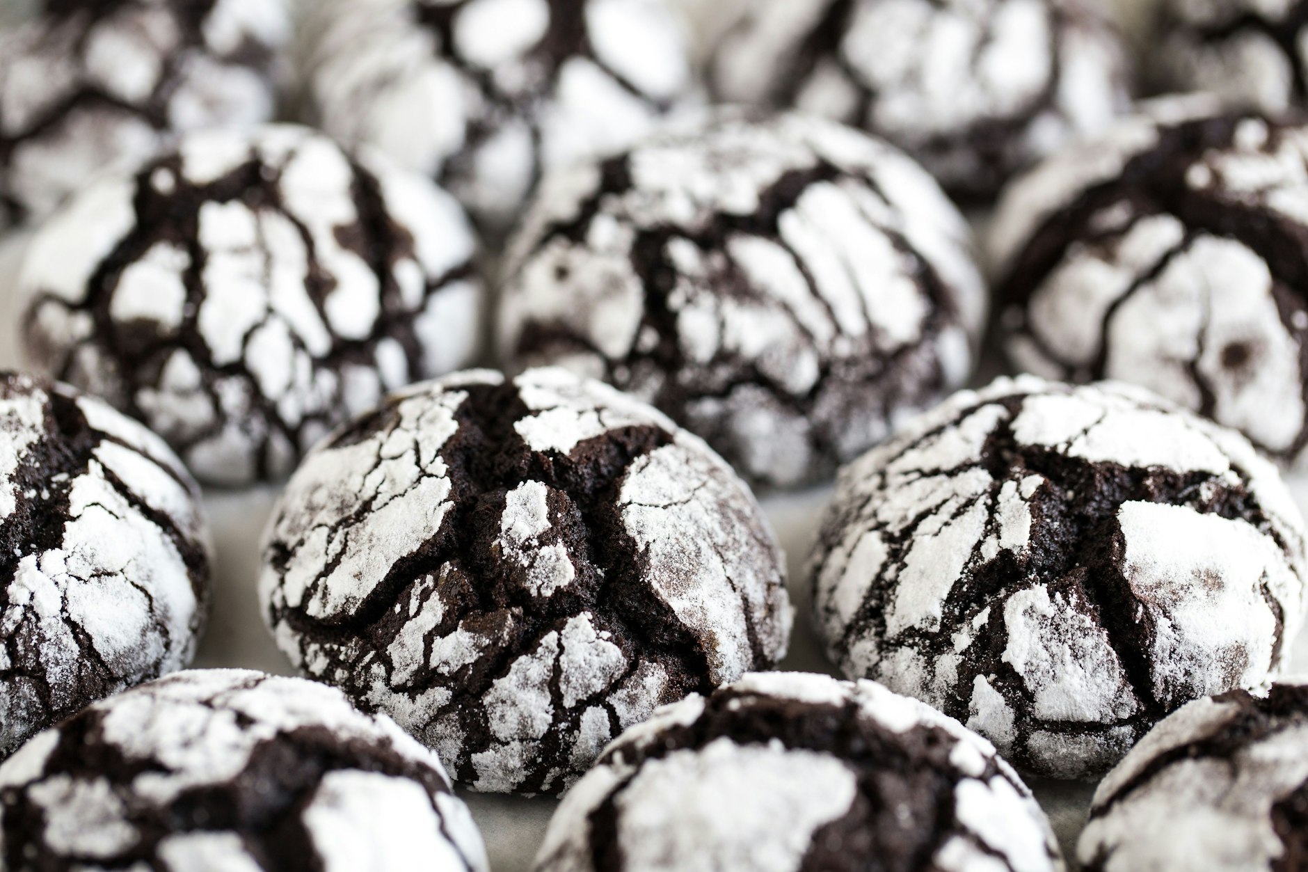 Diese Schoko-Kekse mit Puderzucker sind unglaublich lecker - und das Rezept ist gar nicht so schwer!