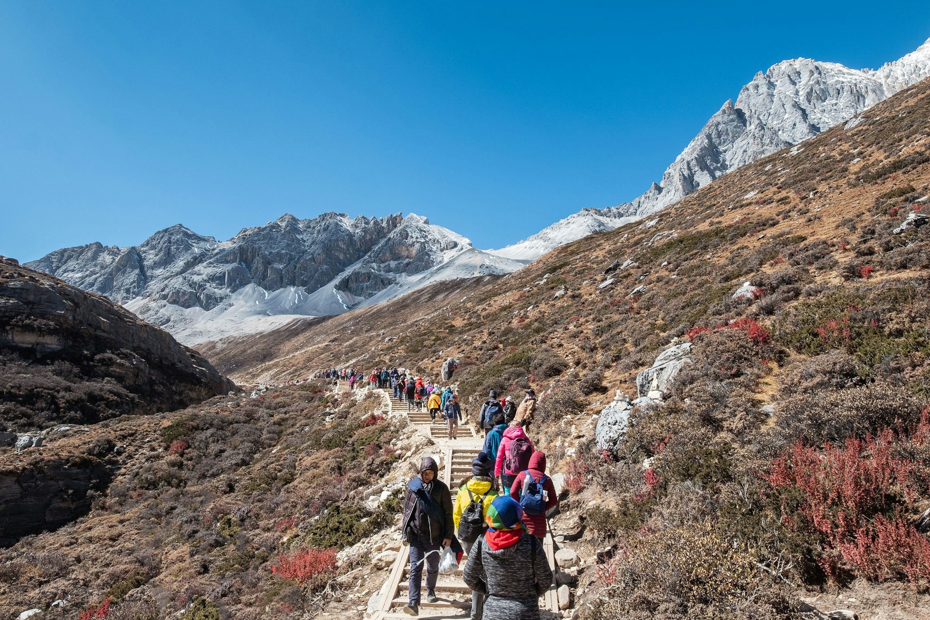 Gruppen von Touristen wandern in das Heilige Tal in der Nähe des Milchsees.