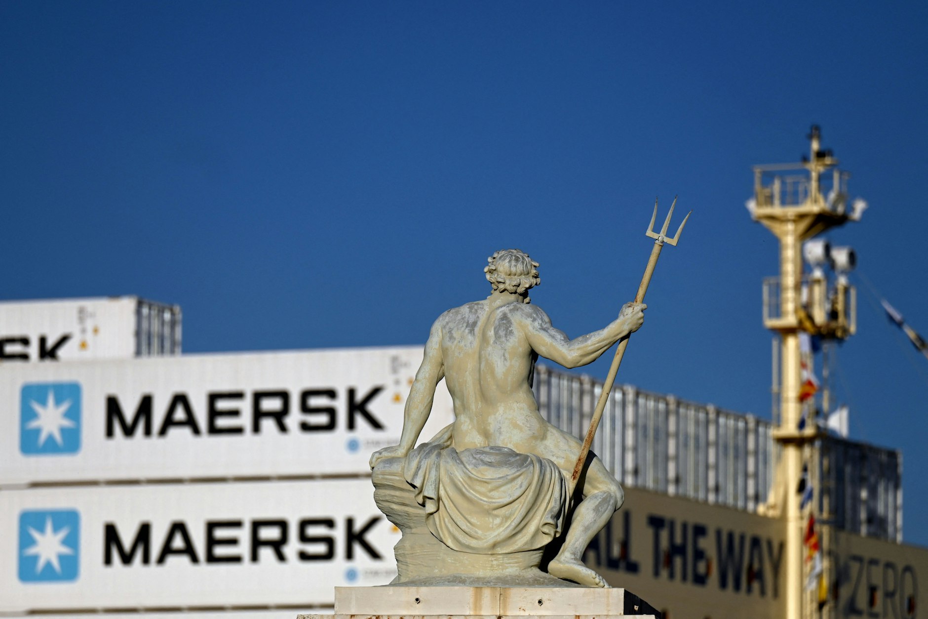 Die dänische Containerreederei A.P. Moller-Maersk wird bis auf weiteres alle Containertransporte durch das Rote Meer stoppen.