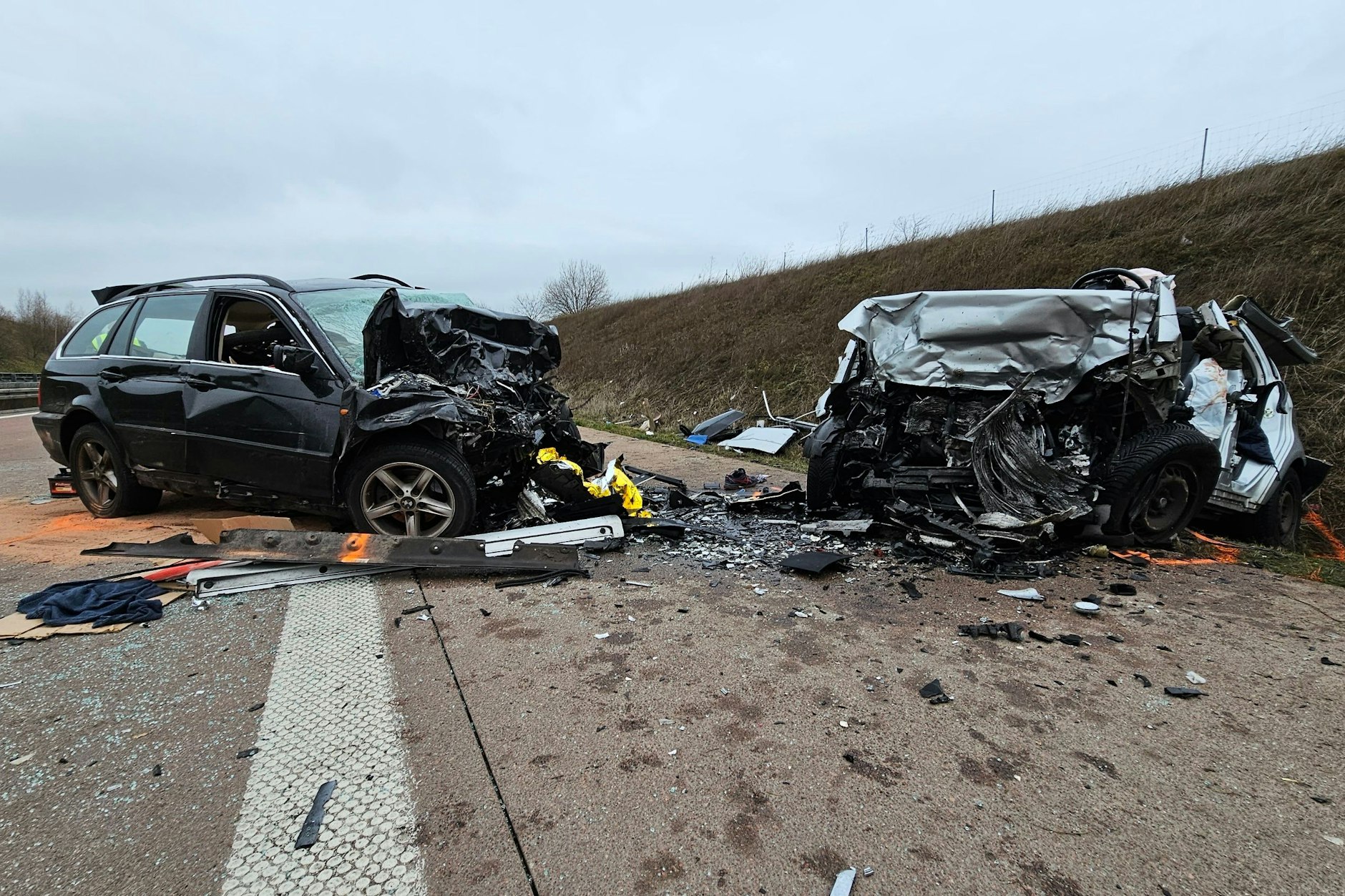 Zerstörte Fahrzeuge stehen auf der Autobahn A38 nach einem Geisterfahrerunfall mit mehreren Toten. 