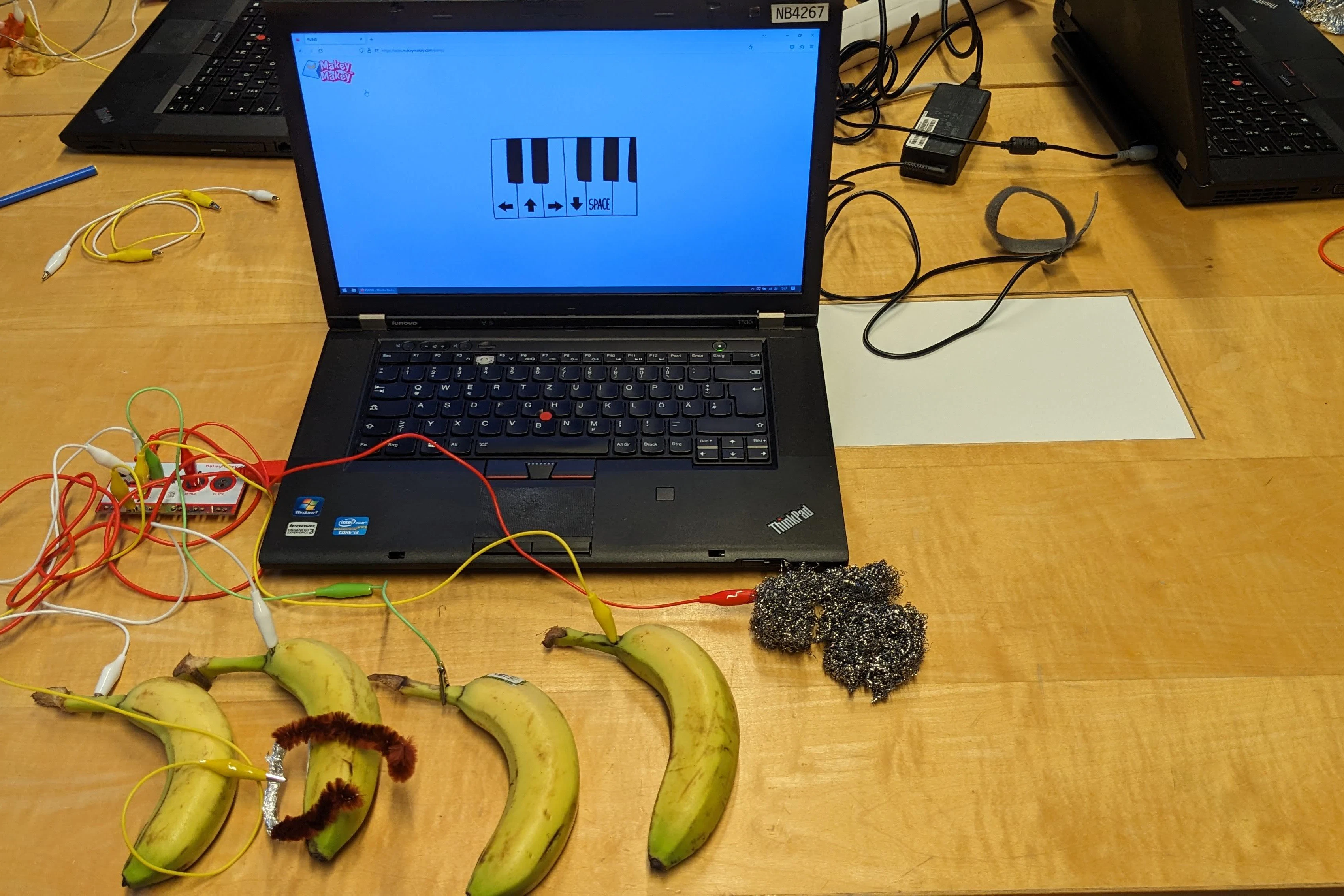 Versuchsaufbau beim „Going bananas“-Workshop im Technikmuseum: Wenn man die Bananen antippt, erklingen Töne wie bei einem Klavier.