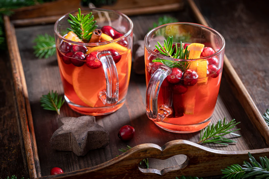 Statt Glühwein: Probieren Sie mal leckere Weihnachtsbowle!