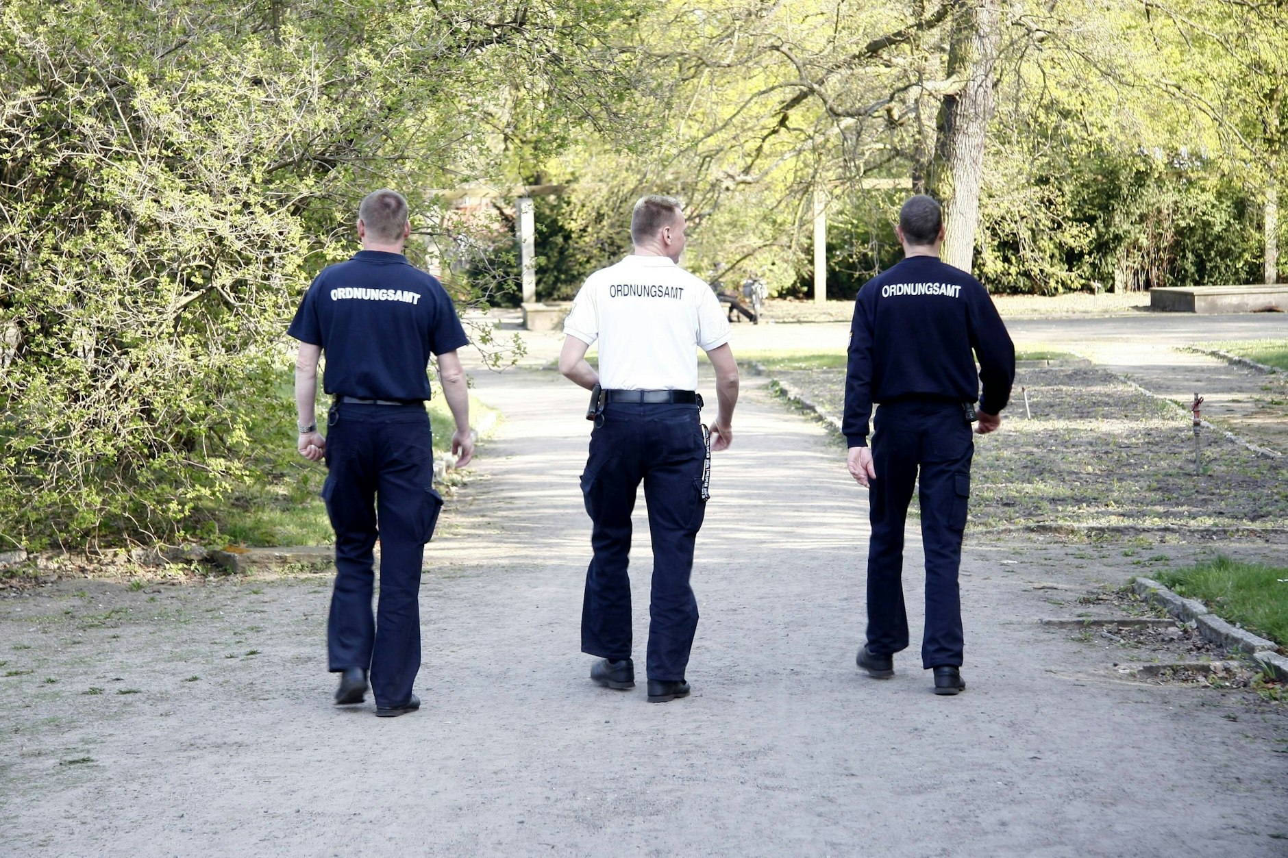 Mitarbeiter des Ordnungsamts sind im Treptower Park unterwegs. 