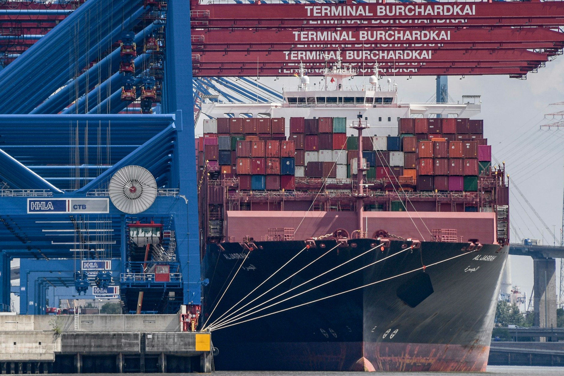 Der Containerfrachter „Al Jasrah“ im Hamburger Hafen. Das Schiff der deutschen Reederei Hapag-Lloyd ist im Roten Meer beschossen worden. (Archivbild)