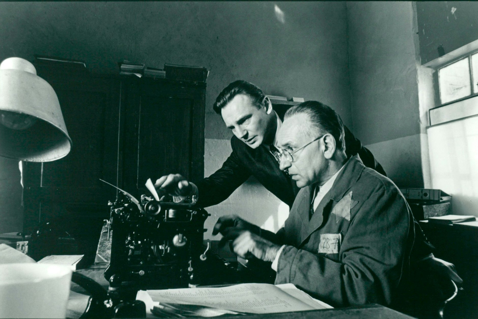 Liam Neeson als der Industrielle Oskar Schindler und Ben Kingsley als sein jüdischer Buchhalter Itzhak Stern in einer Szene des Films „Schindlers Liste“