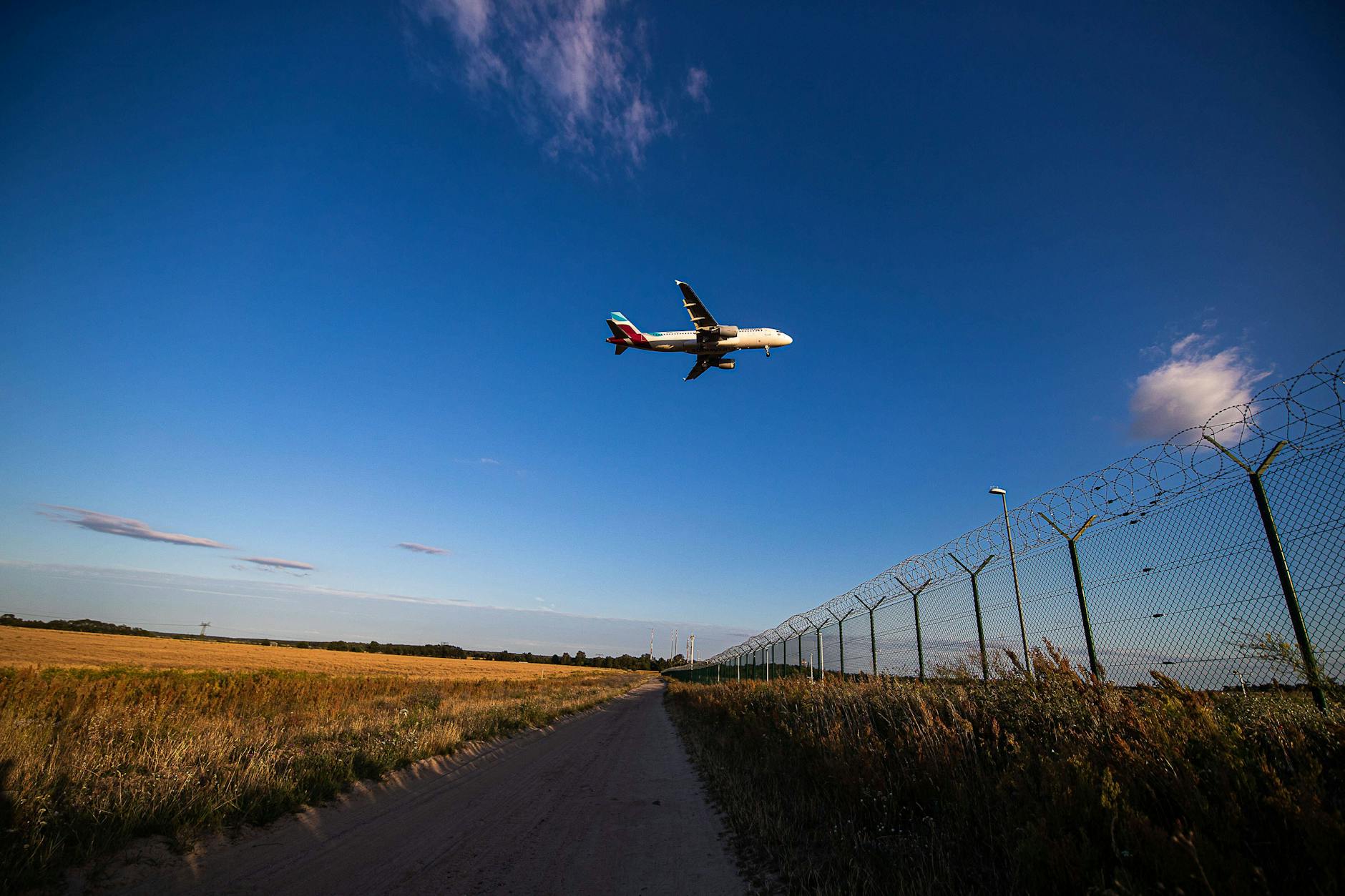 Ein Flugzeug der Eurowings im Landeanflug auf den Flughafen Berlin Brandenburg (BER).