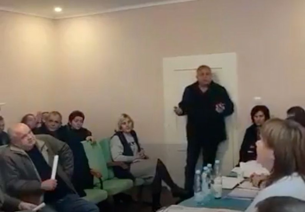 Ukraine zündet Handgranaten in Gemeinderatssitzung (Video)