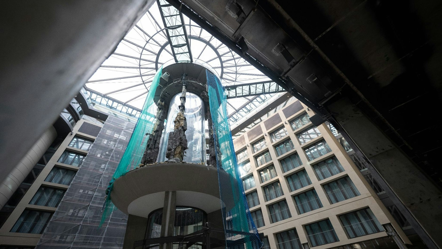Ein Blick auf das zerstörte Aquarium Aquadom in der Hotellobby im DomAquarée. Foto: Sebastian Christoph Gollnow/dpa