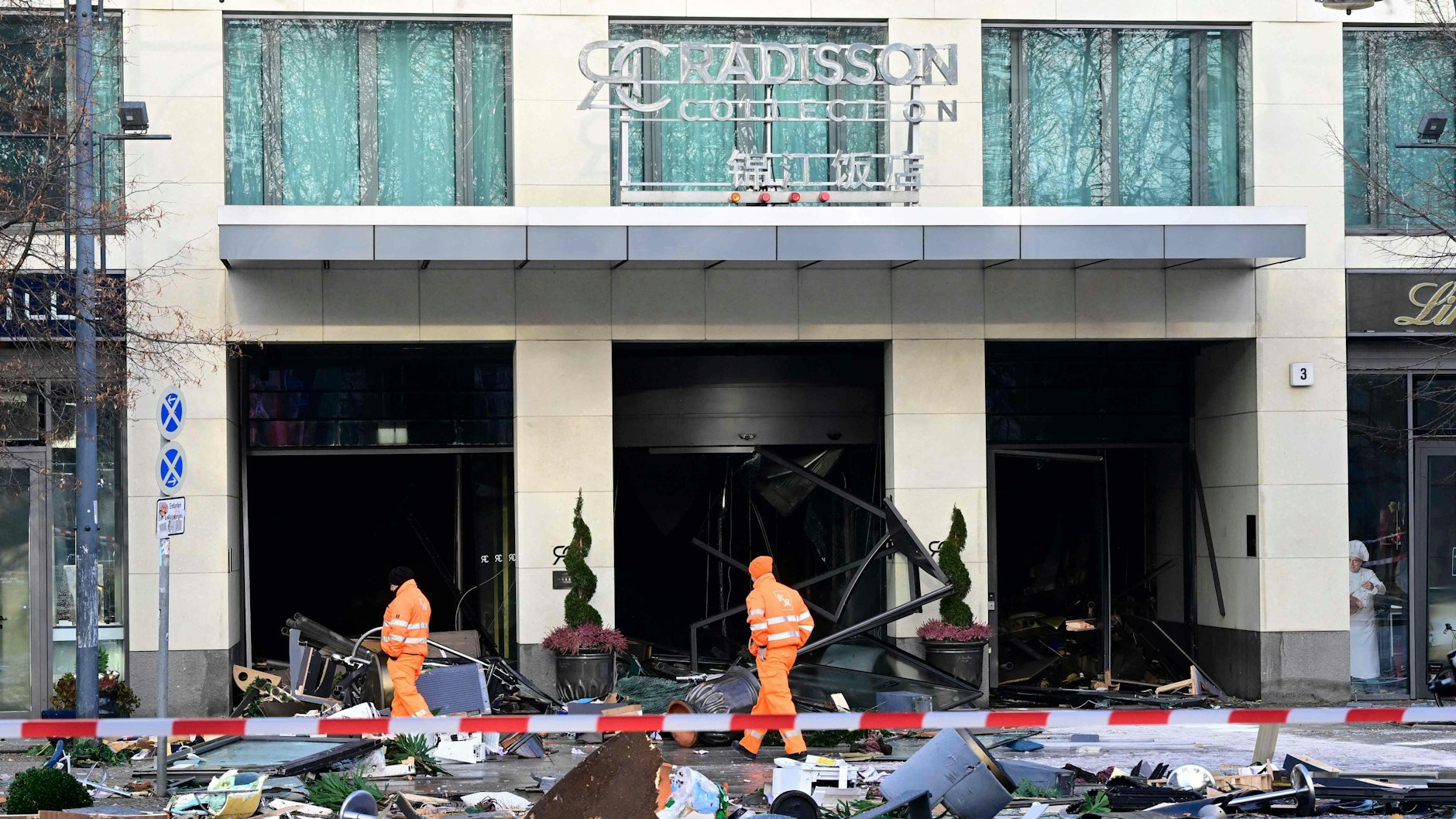 Schutt aus der zertrümmerten Lobby wurde bis auf die Straße gespült. Tausende Fische verendeten in dem Chaos.&nbsp;
