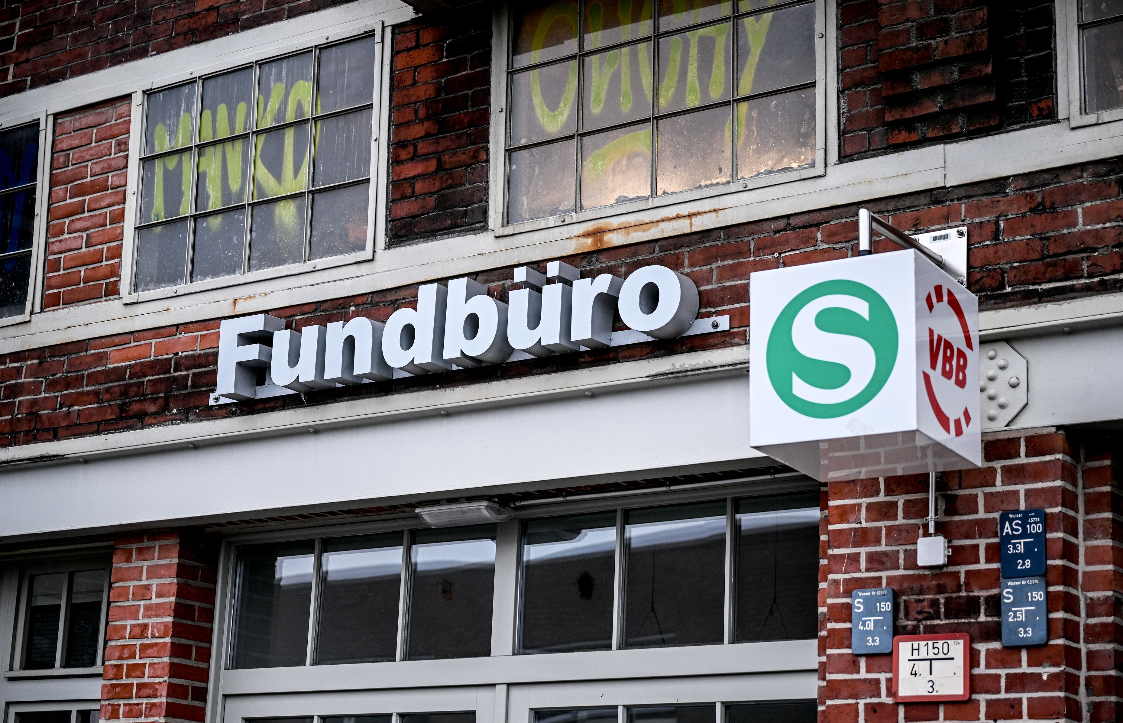 Prothesen und Gehhilfen: DAS sind die krassesten Fundstücke der BVG