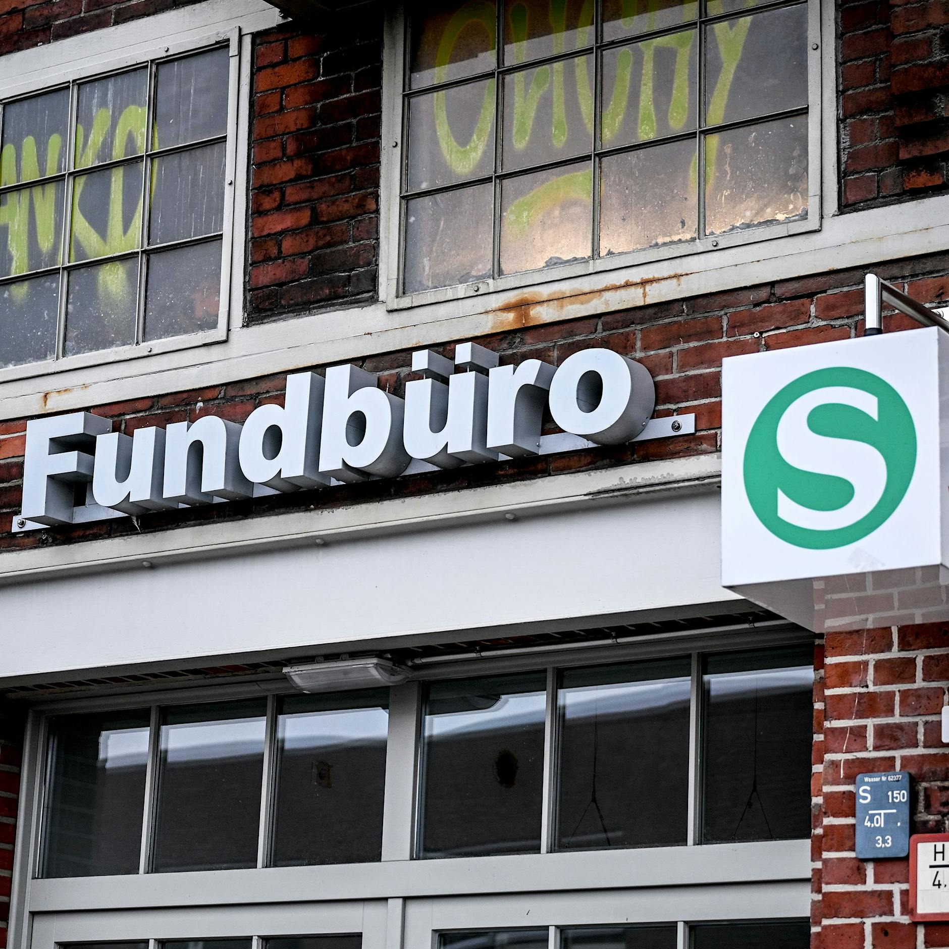 Prothesen und Gehhilfen: DAS sind die krassesten Fundstücke der BVG