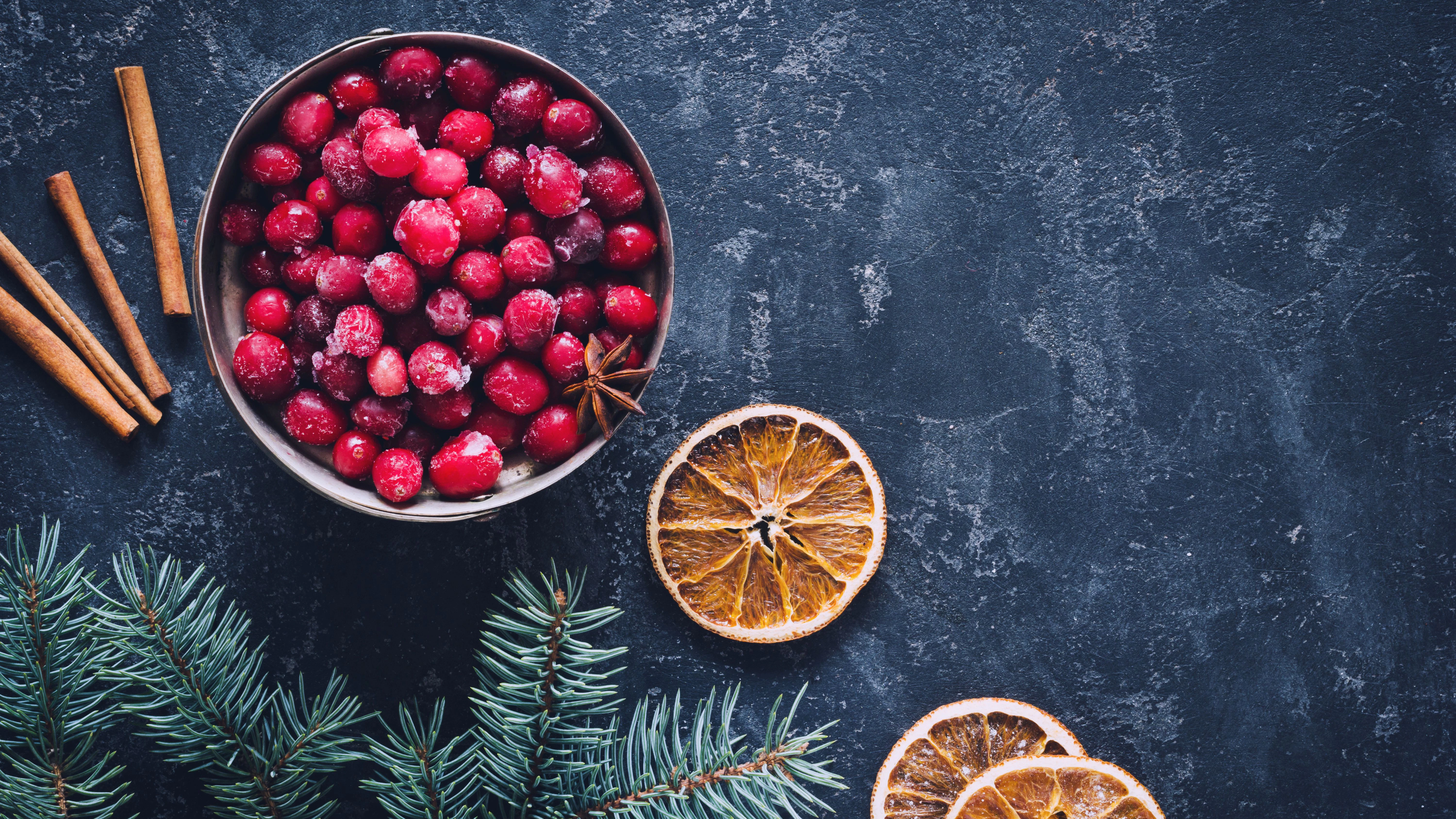 Gefrorene Cranberrys wirken in der Weihnachtsbowle wie schöne Eiswürfel, die nicht schmelzen.