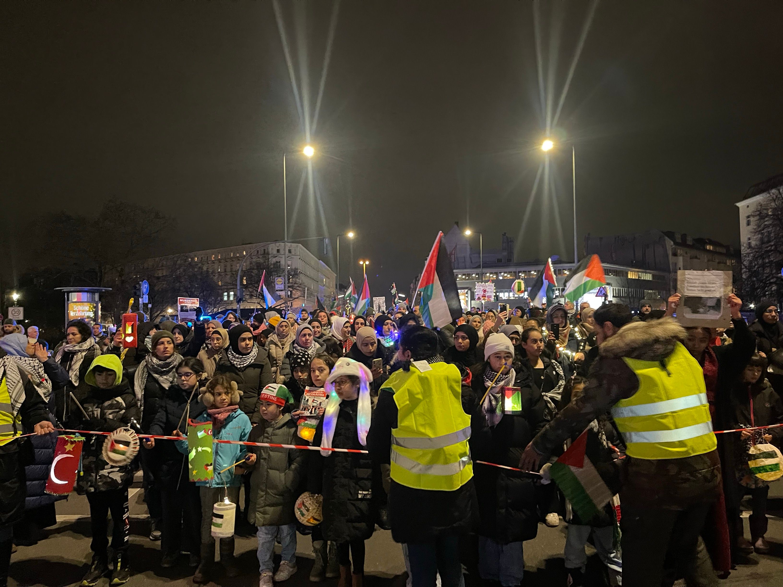 Berlin-Kreuzberg: Lauter „stiller Protest“ für Palästina – „Deutschland finanziert, Israel bombardiert“