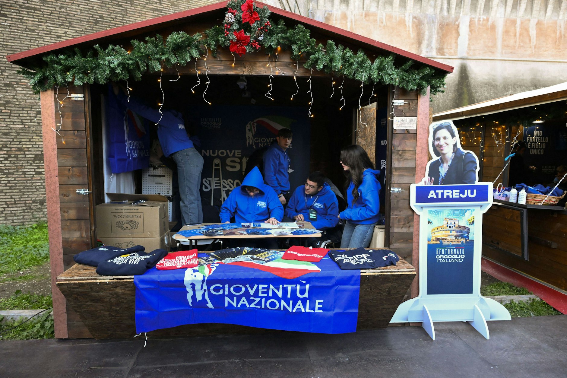 Tra il mercatino di Natale e la festa: Stand Nazionale dei Giovani alla festa di Atreu a Roma.