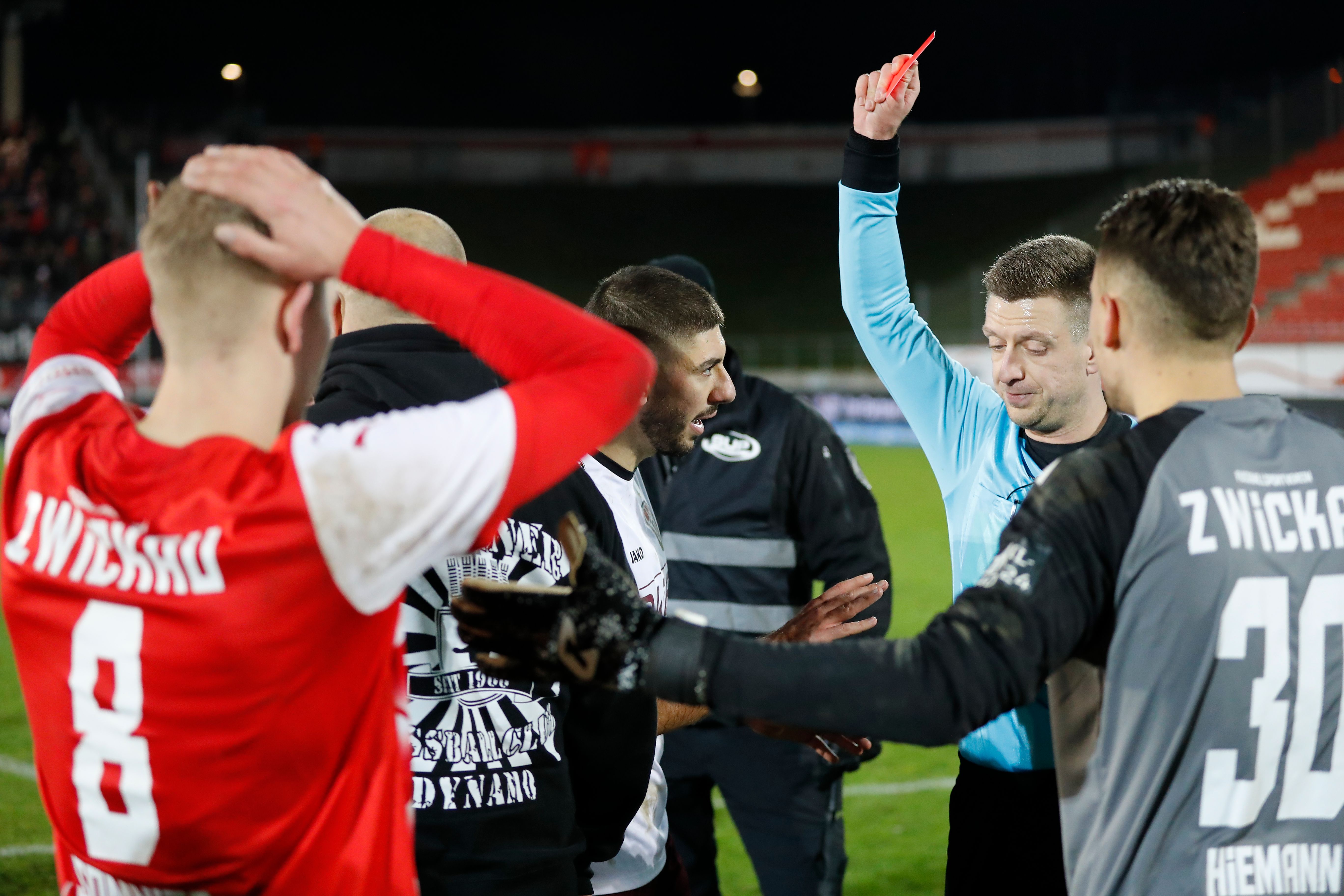 Irre Rechnung für den BFC Dynamo: Drei Punkte da, vier Mann weg!