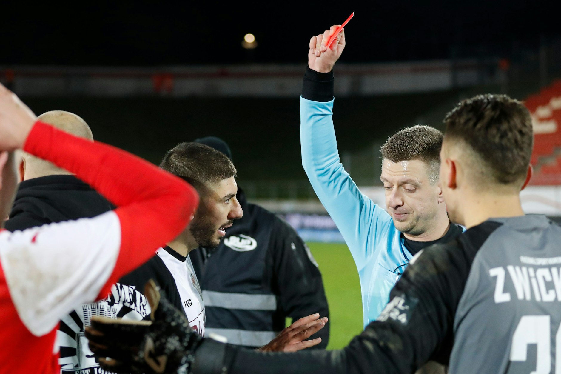Da staunt Dynamos Sieg-Schütze: Schiri Chris Rauschenberg beschert Vasileios Dedidis (l.) vorm Fest mit einem Platzverweis.