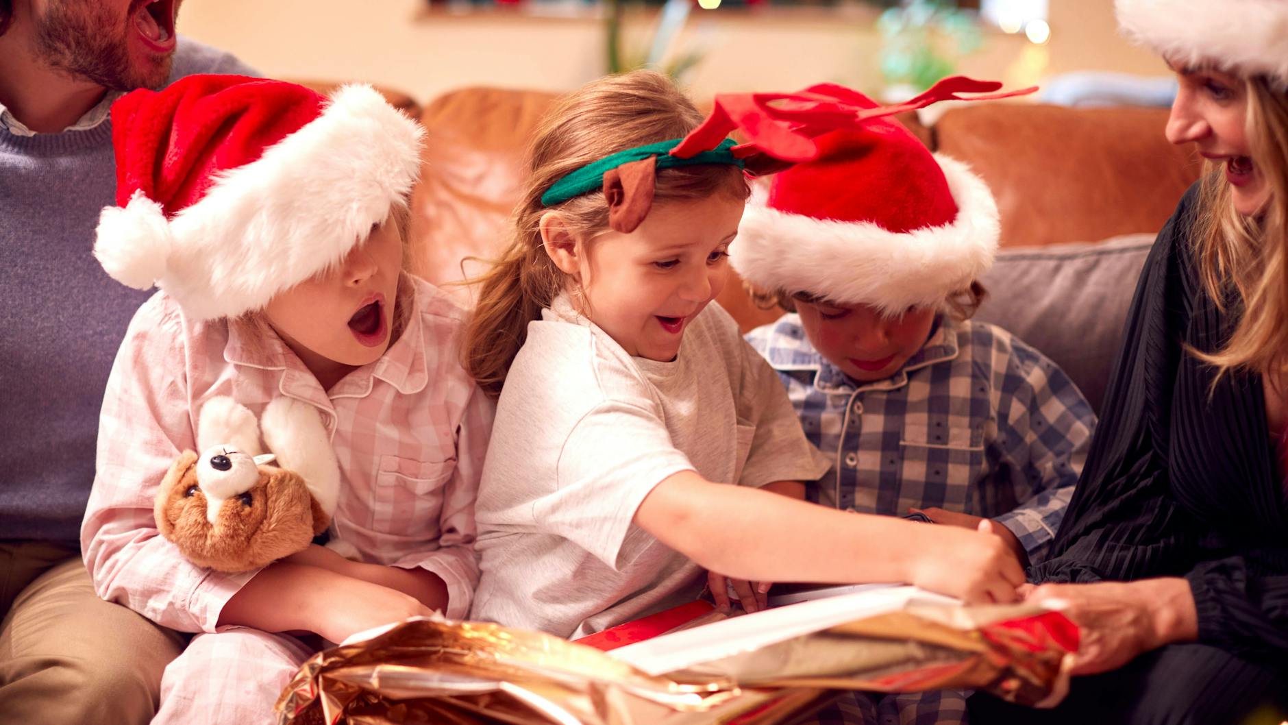 Nichts ist schöner als leuchtende Kinderaugen unterm Tannenbaum.