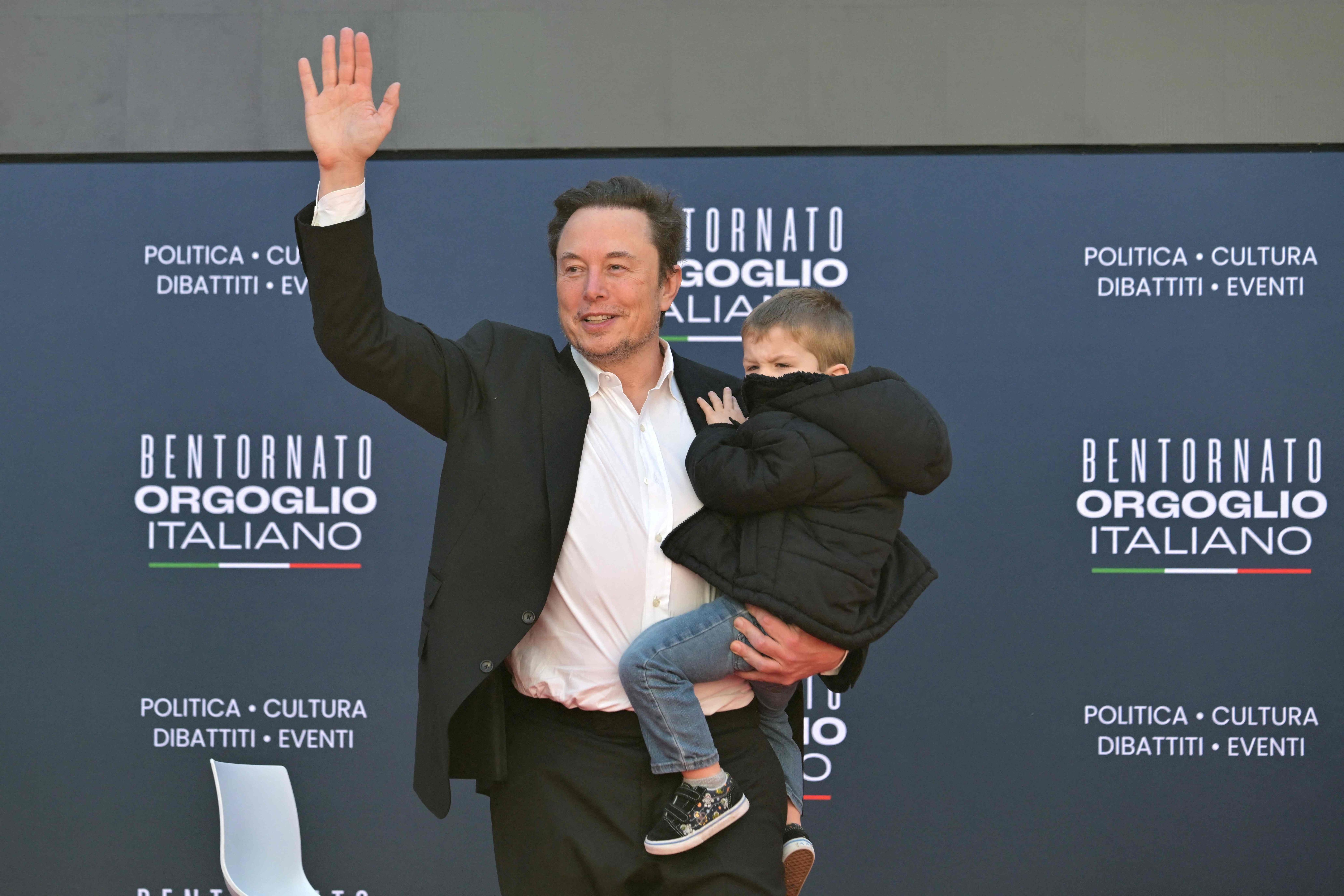 Elon Musk Mit Sohn Bei Giorgia Melonis Atreju-Festival In Rom: Weniger ...