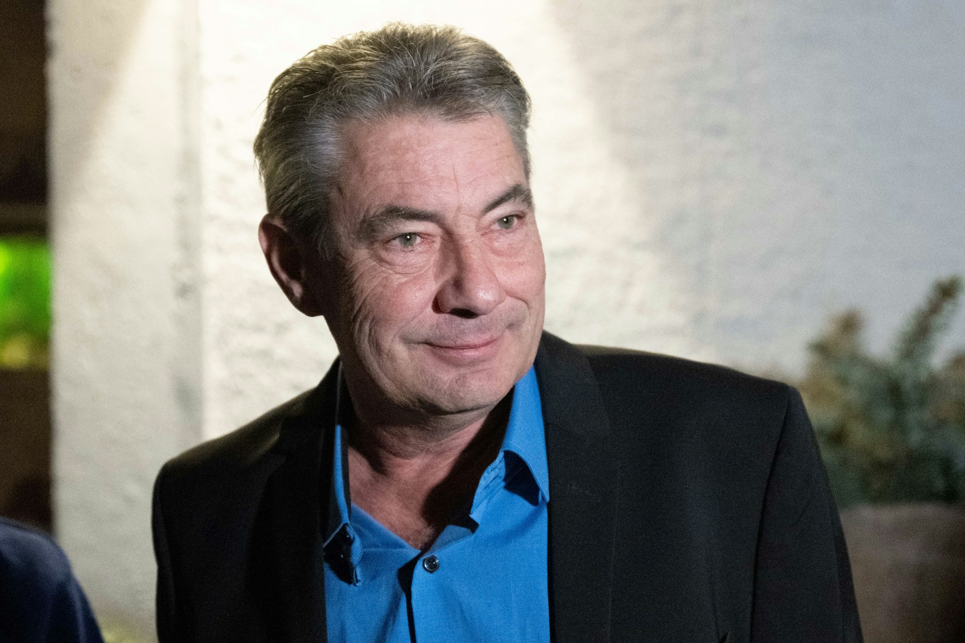 Der für die Oberbürgermeisterwahl von der AfD aufgestellte Kandidat Tim Lochner steht am Rande einer Wahlparty vor einem Gasthaus in der Altstadt von Pirna. 