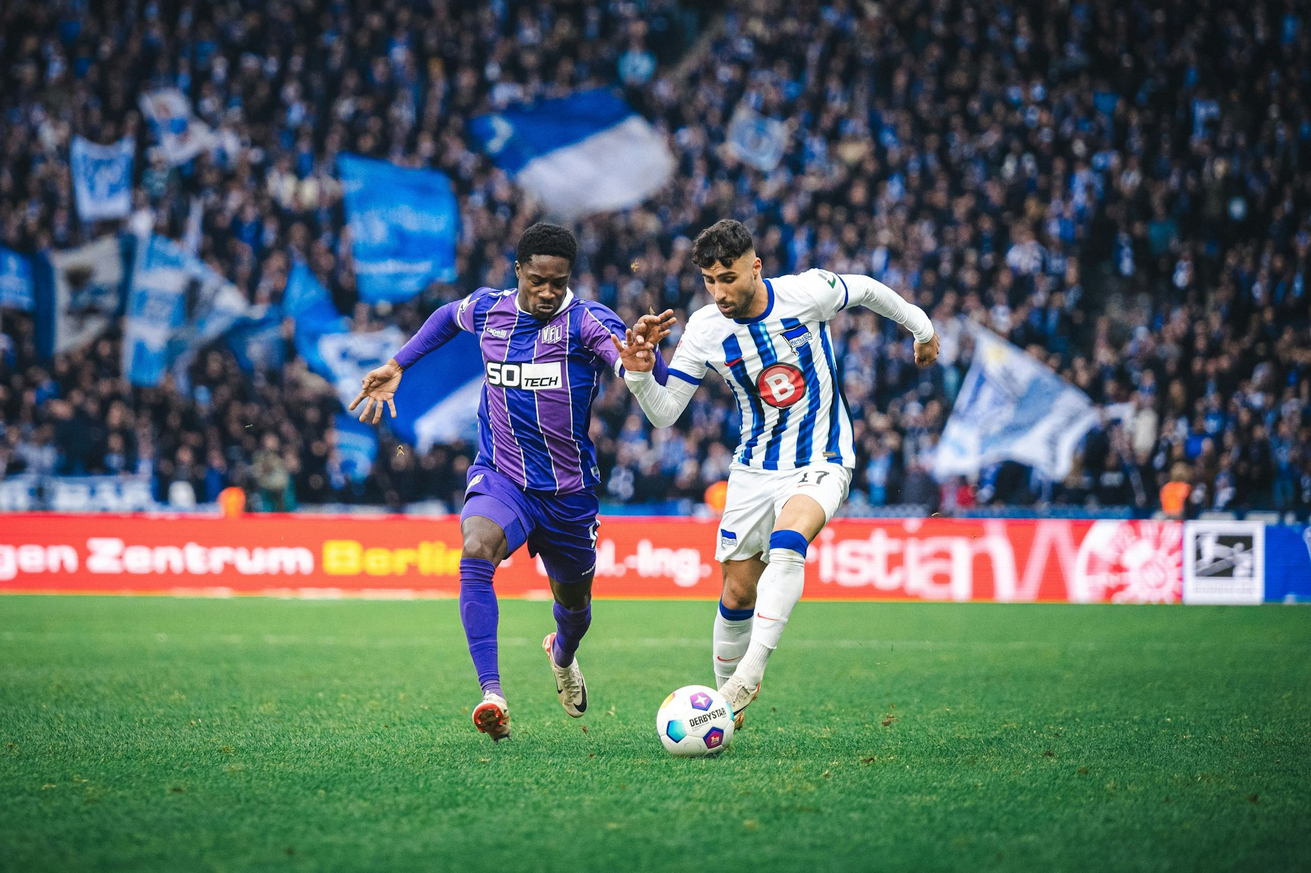 Nader Jindaoui von Hertha BSC im Duell mit Christian Conteh vom VfL Osnabrück.