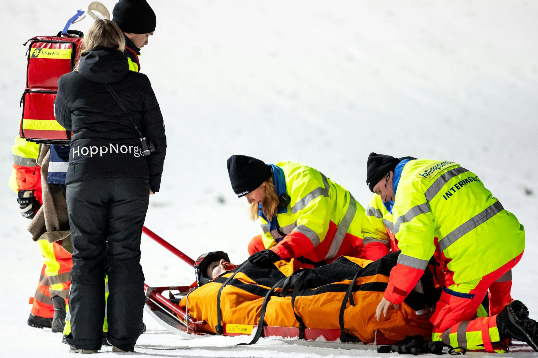 Anna Odine Ström wird von Sanitätern und Ärzte versorgt und in die Klinik transportiert.