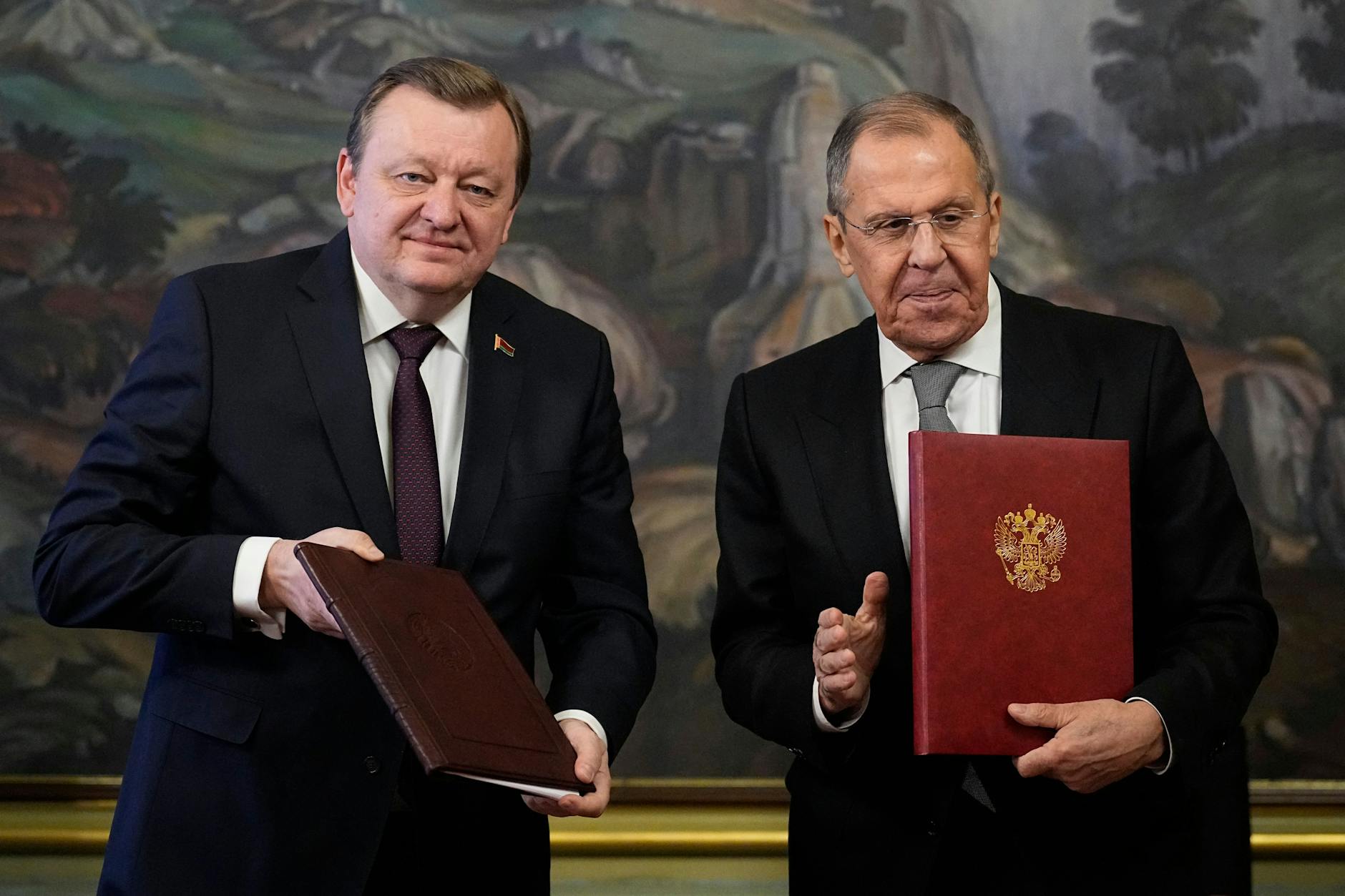Sergej Lawrow (r), Außenminister von Russland, und Sergej Aleinik, Außenminister von Belarus, zeigen sich nach ihren Gesprächen beim Austausch von Dokumenten vor einer gemeinsamen Pressekonferenz.