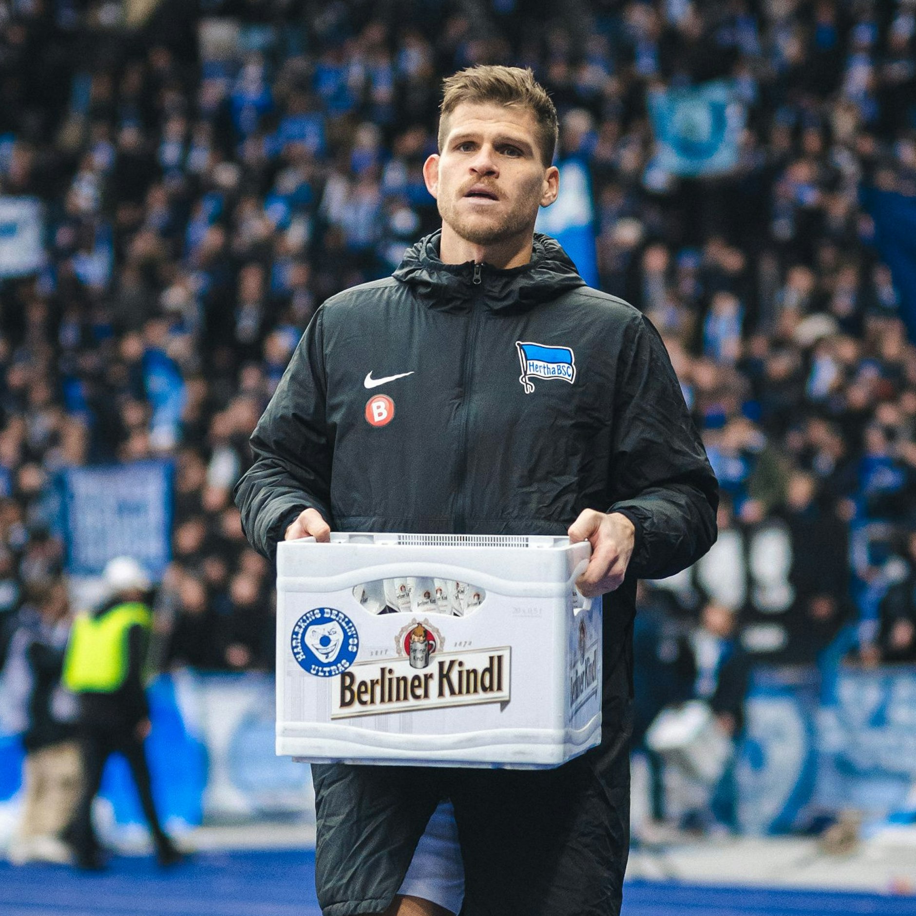 Das von den Fans spendierte Bier lindert auch den Rot-Schmerz von Herthas Florian Niederlechner ein bisschen.