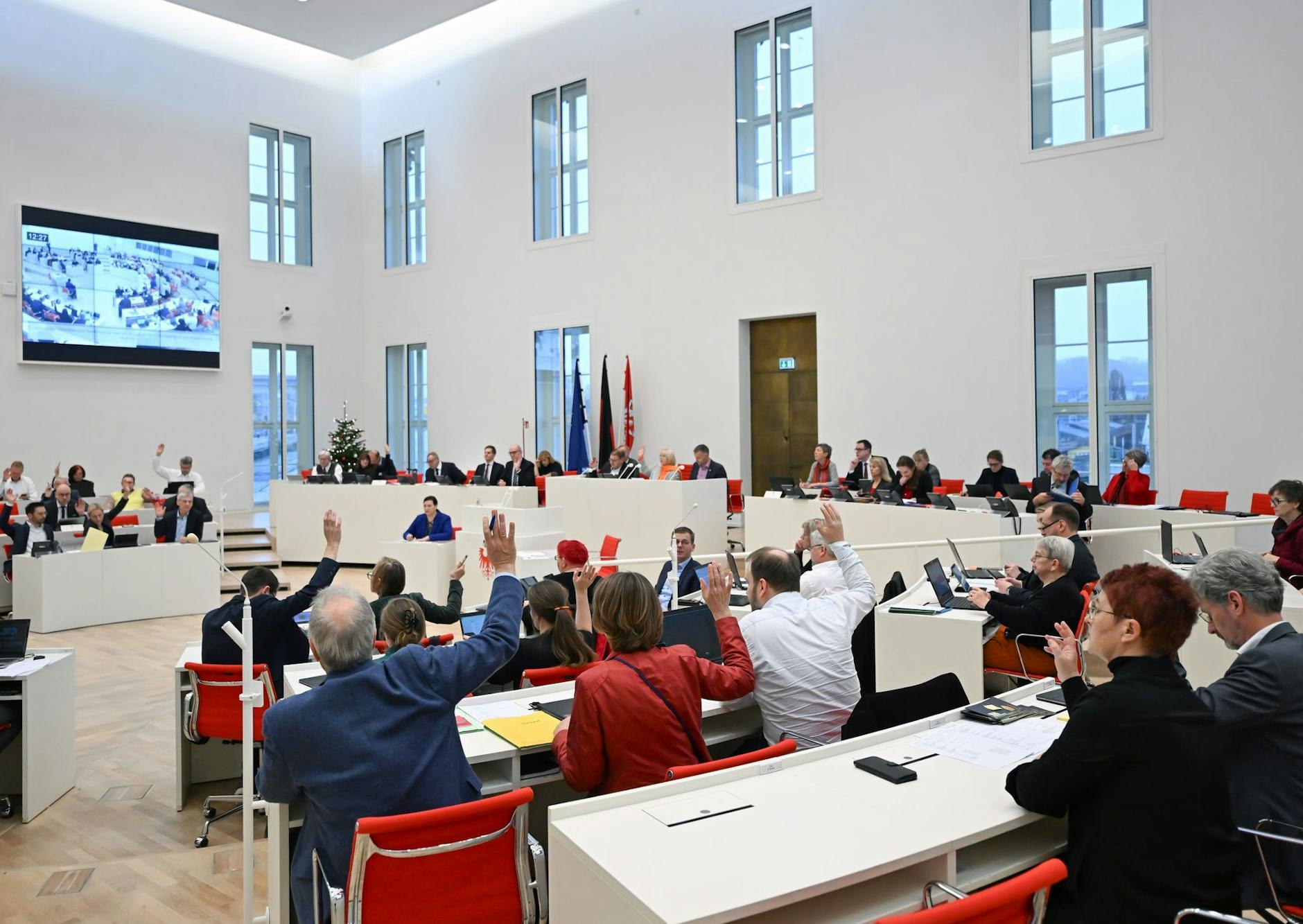 Die Abgeordneten stimmen während der 97. Sitzung des Brandenburger Landtages nach der Aussprache zum rbb-Staatsvertrag ab.