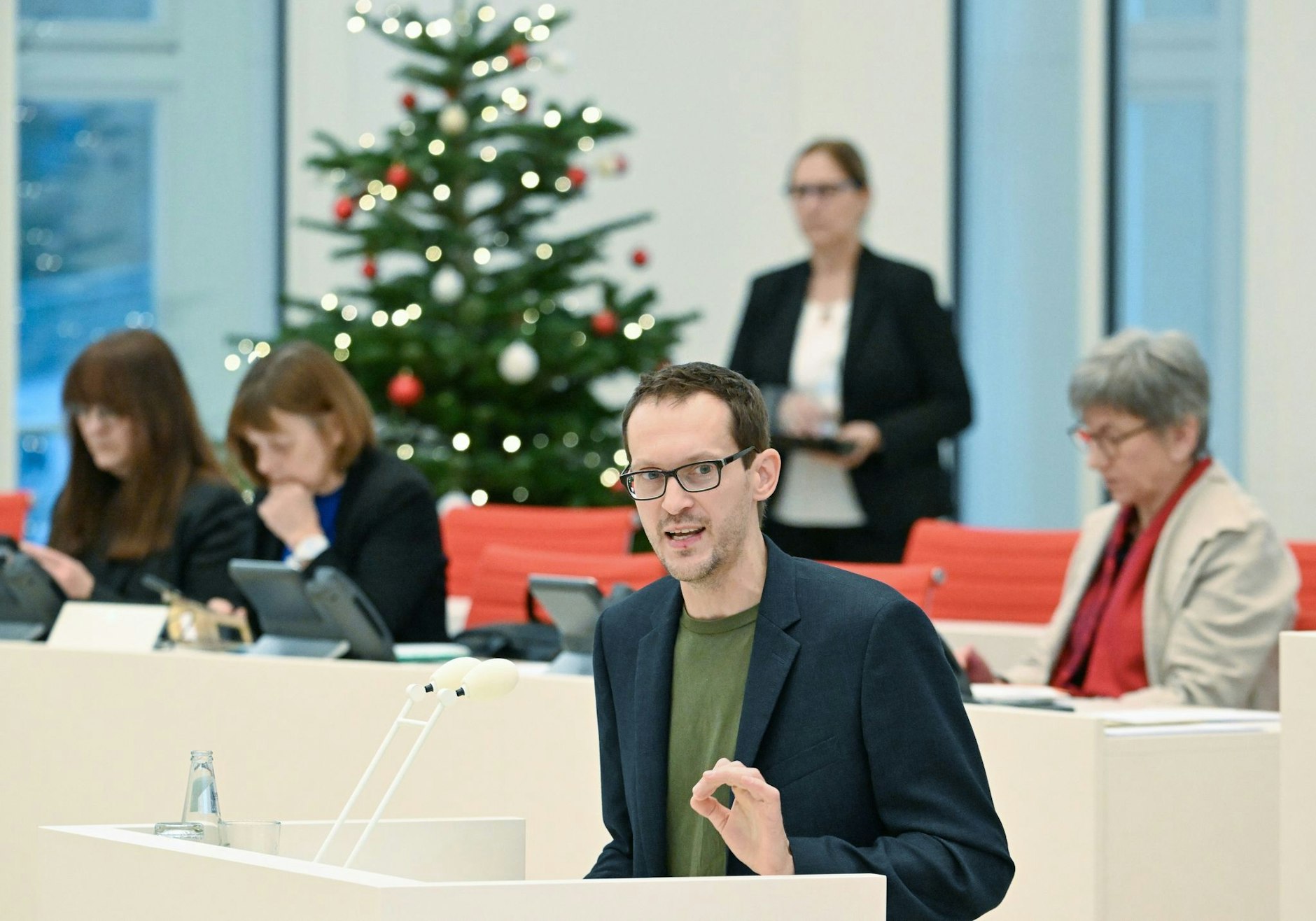 Grünen-Fraktionsvorsitzender Benjamin Raschke spricht im Landtag in der beantragten Aktuellen Stunde.  